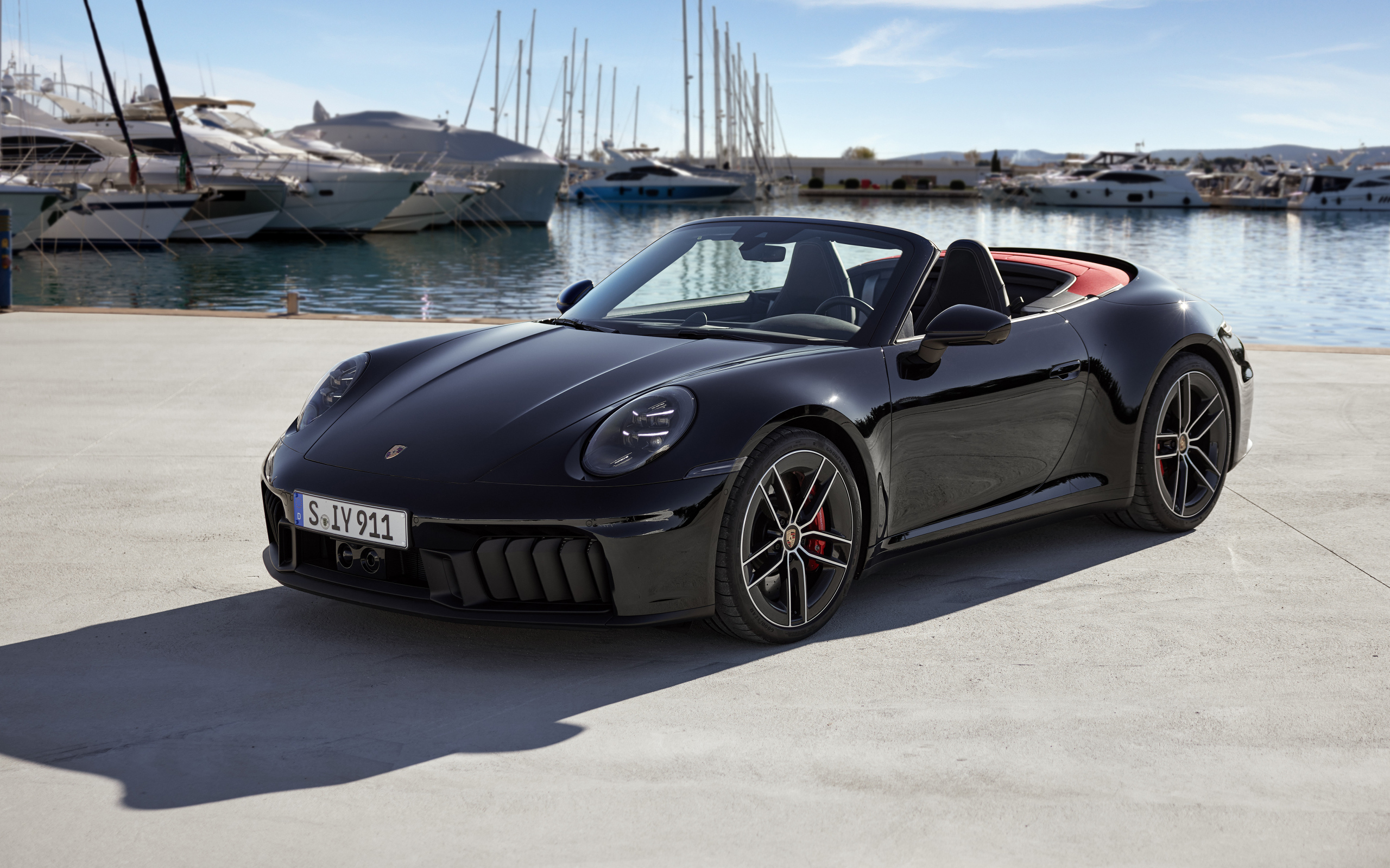 Автомобиль Porsche 911 Carrera GTS Cabriolet 2024 года на пристани