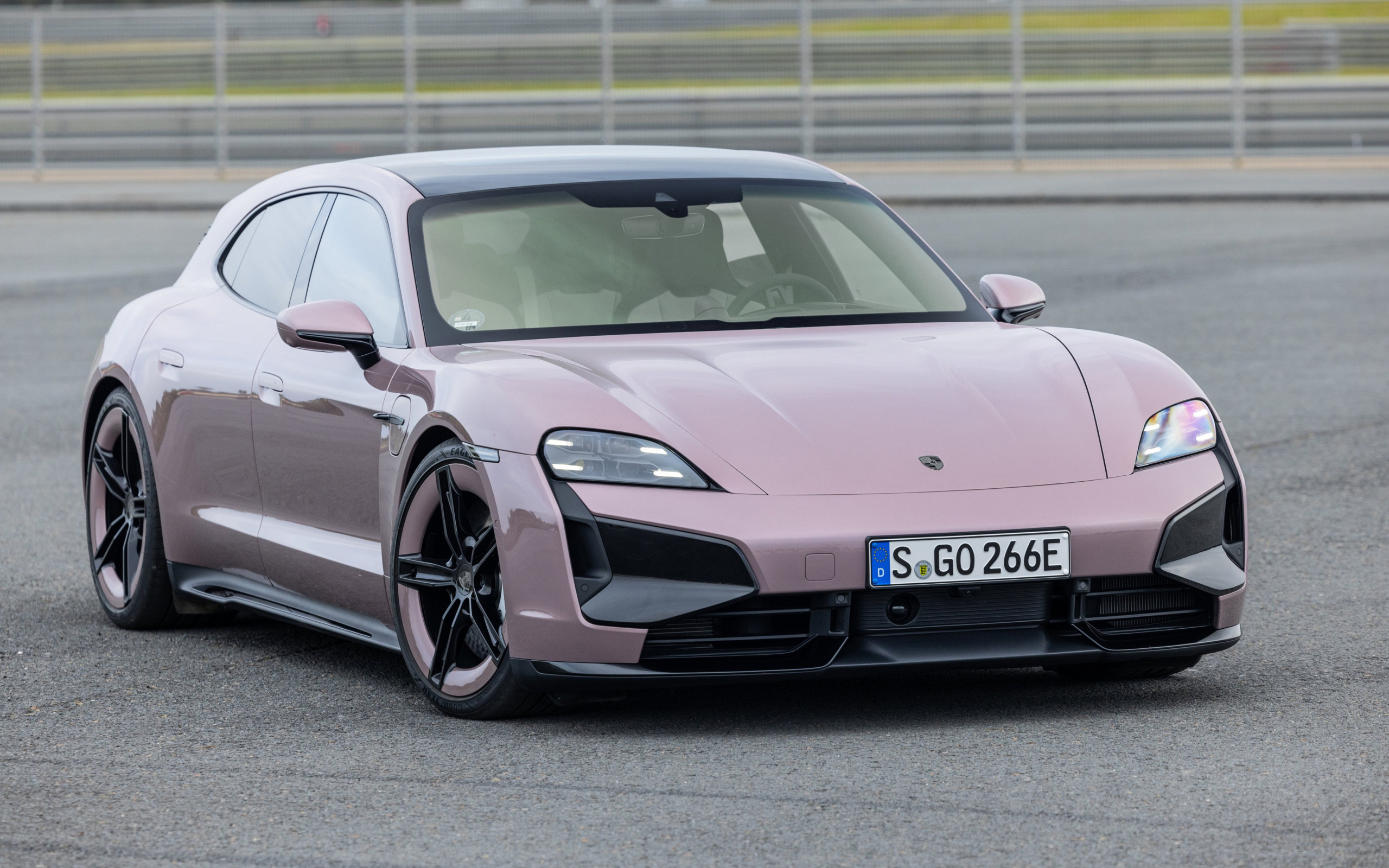 Автомобиль  Porsche Taycan Turbo Sport Turismo 2024 года