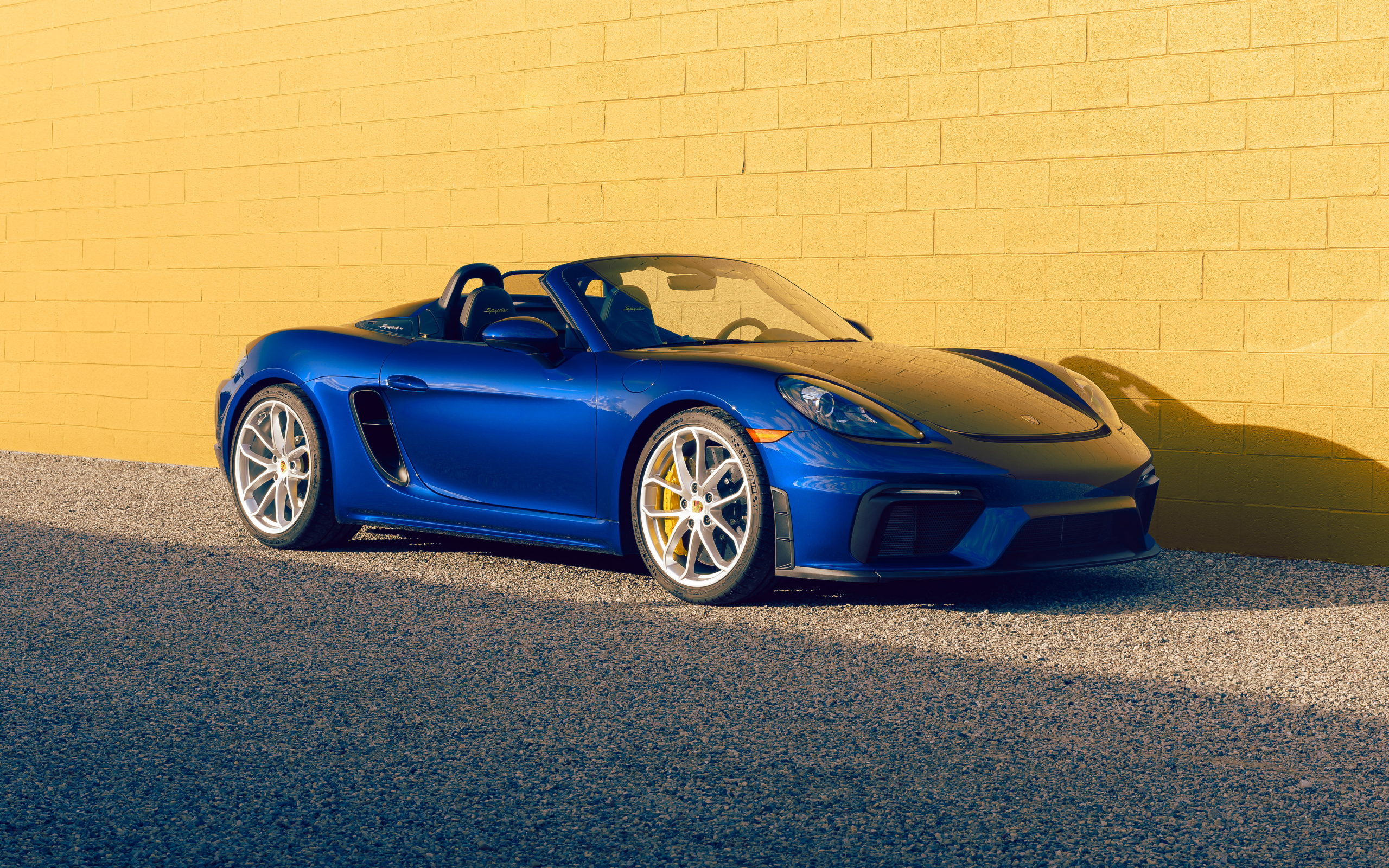 Синий автомобиль кабриолет Porsche 718 Spyder