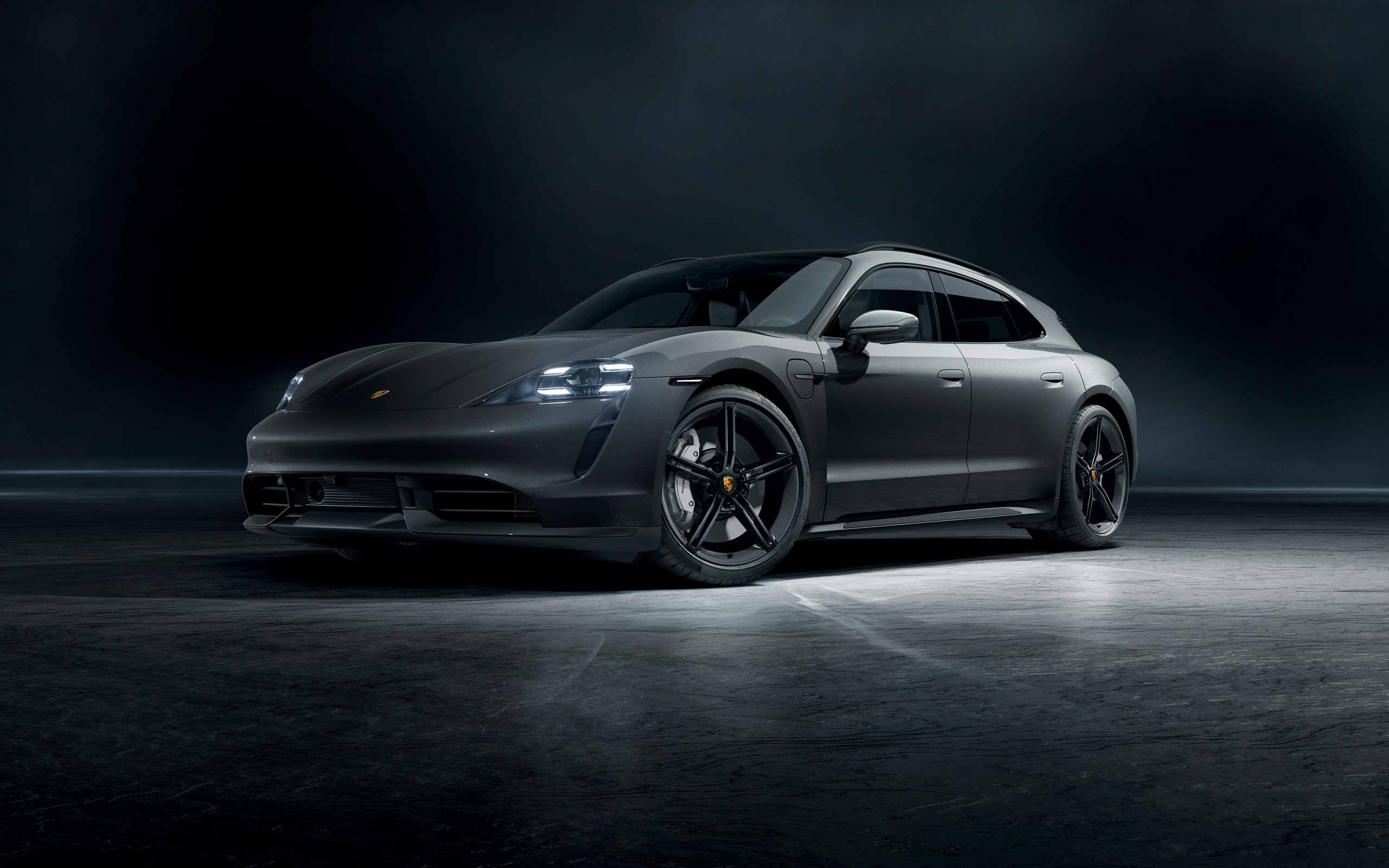 Серый автомобиль Porsche Taycan вид спереди