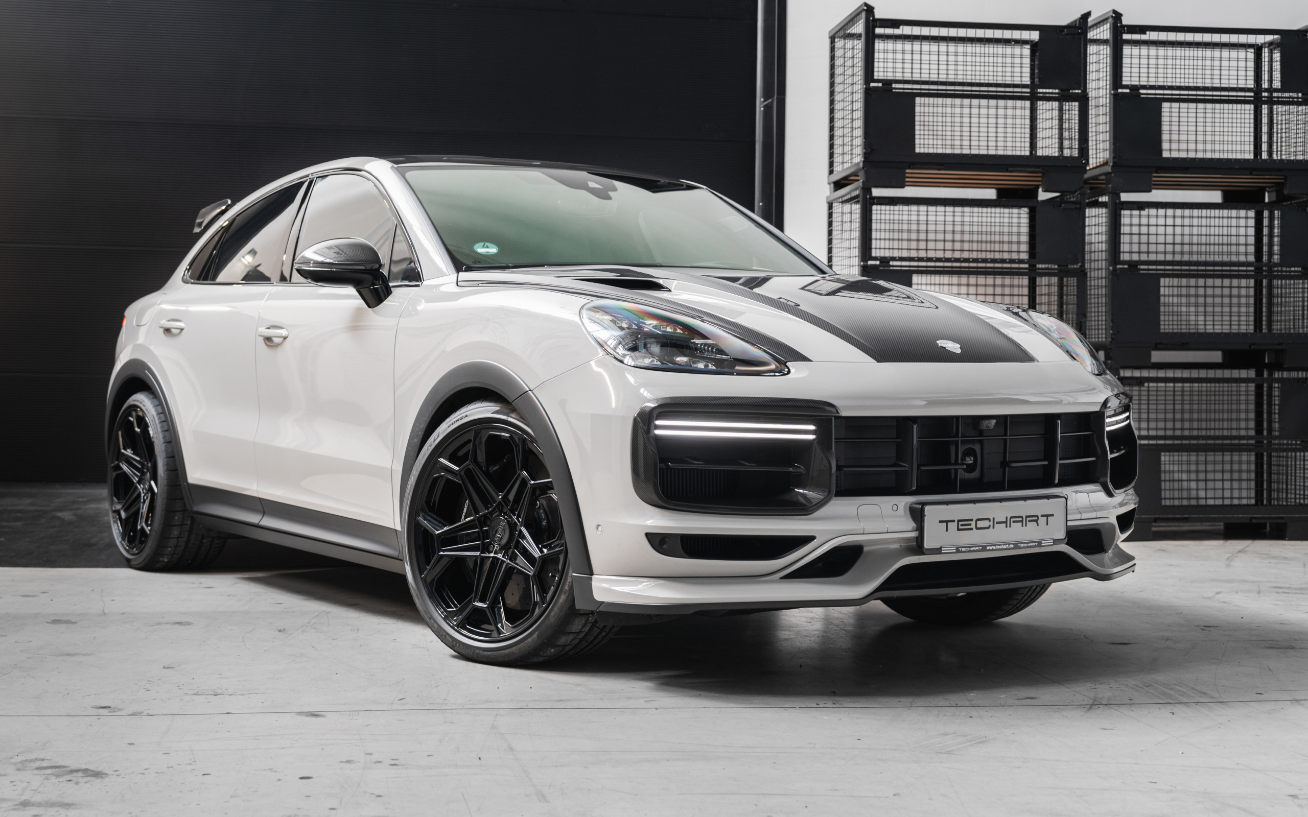 Автомобиль Porsche Cayenne Turbo GT в гараже