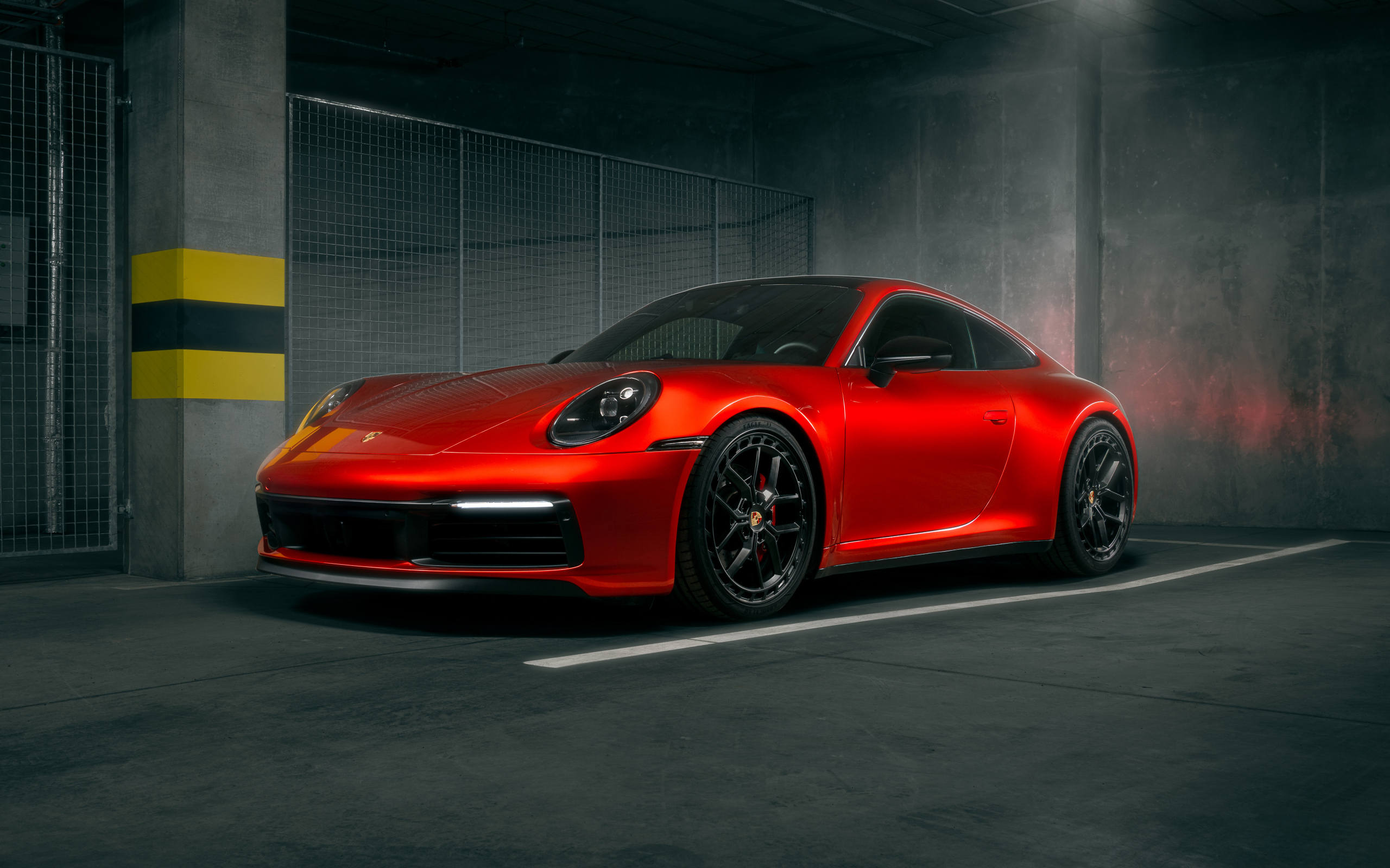 Красный Porsche 911 Carrera S в здании