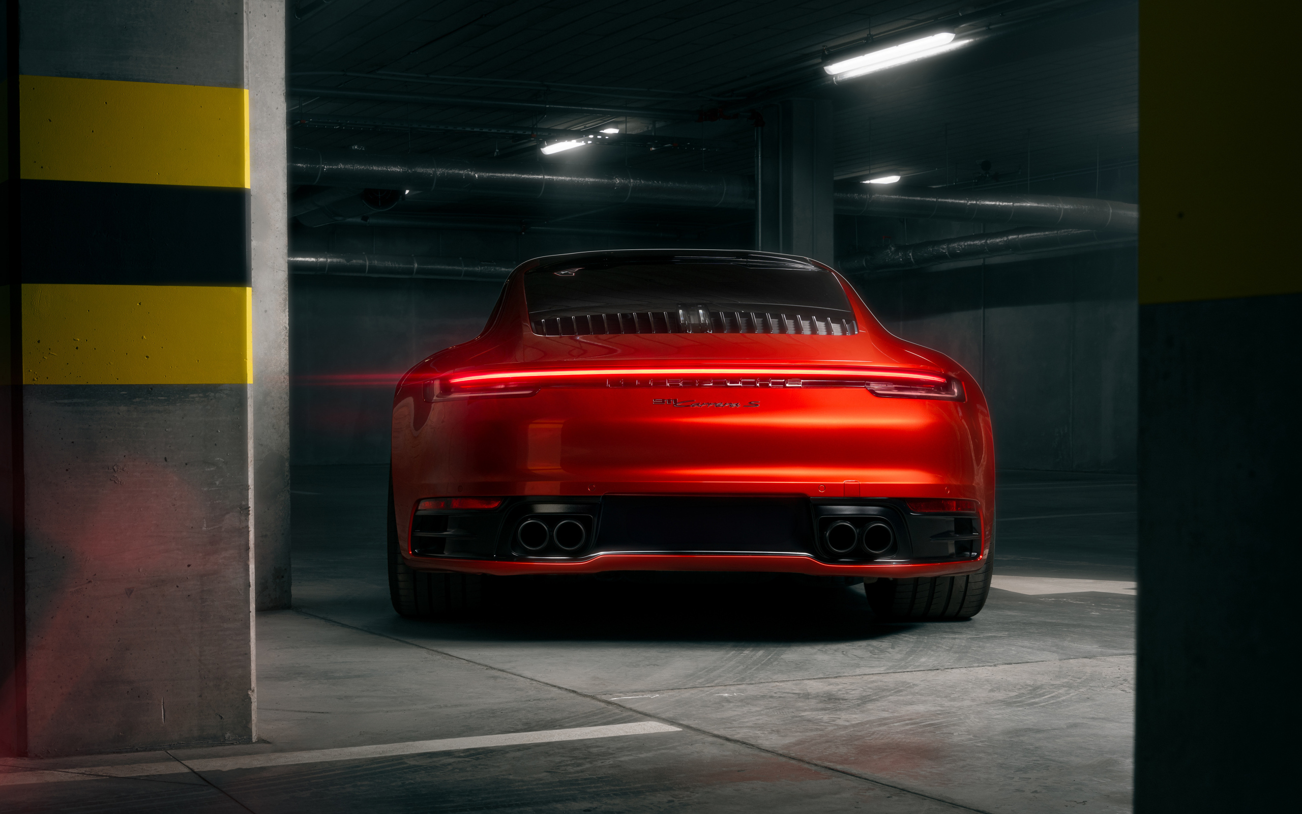 Красный автомобиль Porsche 911 Carrera S вид сзади