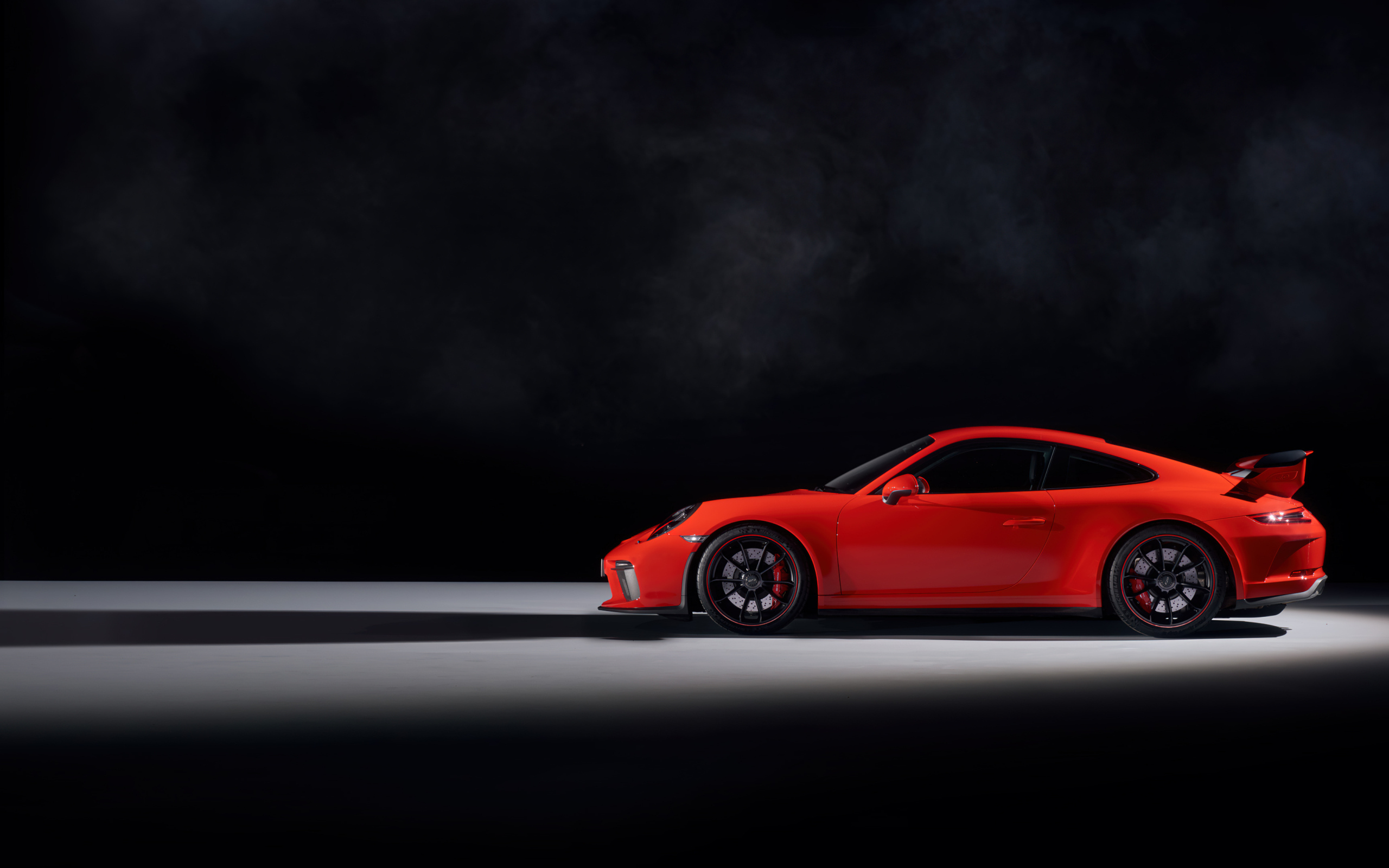 Красный автомобиль Porsche 911 GT3 вид сбоку
