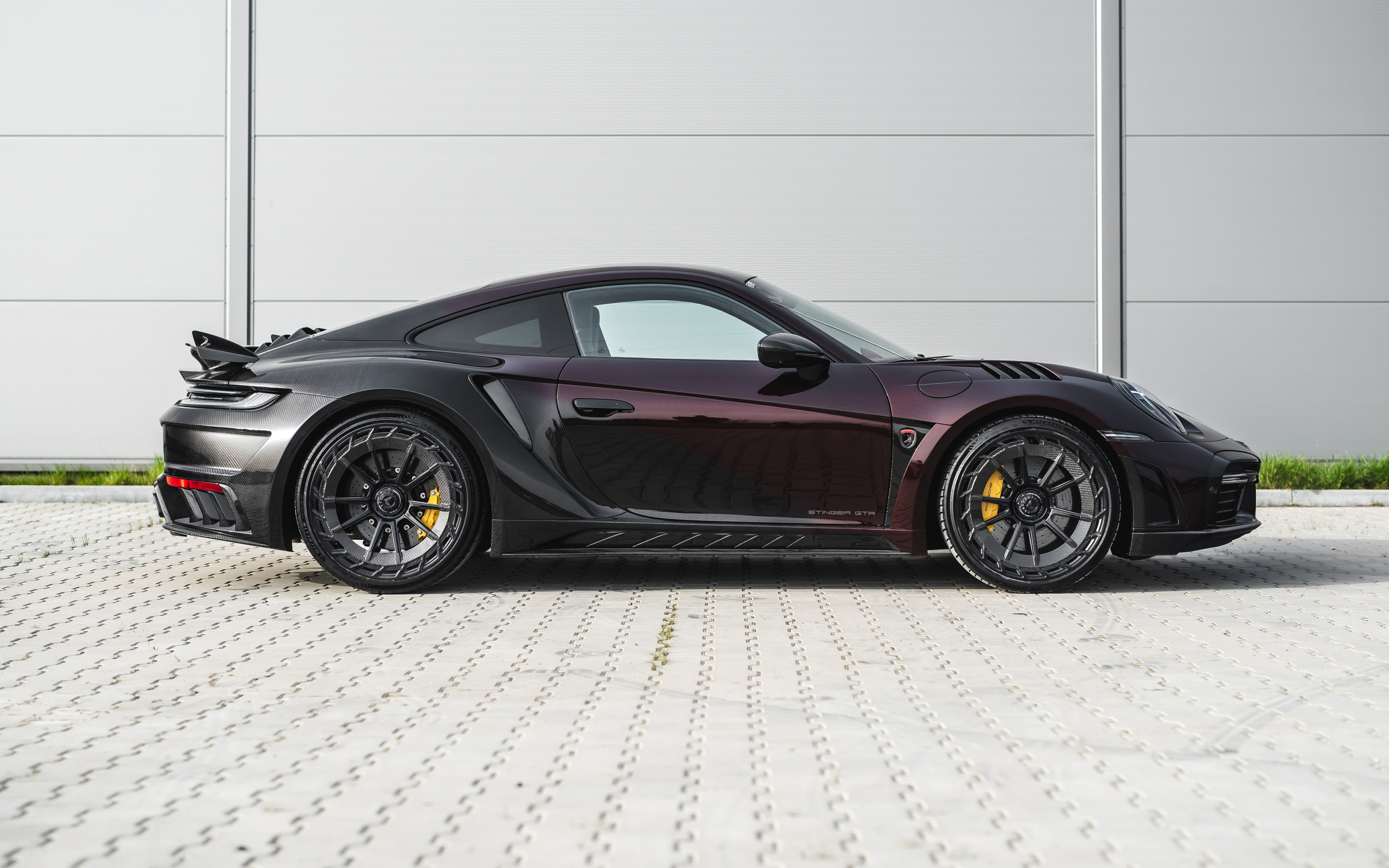 Вид сбоку на автомобиль TopCar Porsche 911 Turbo S Stinger GTR Stealth Edition