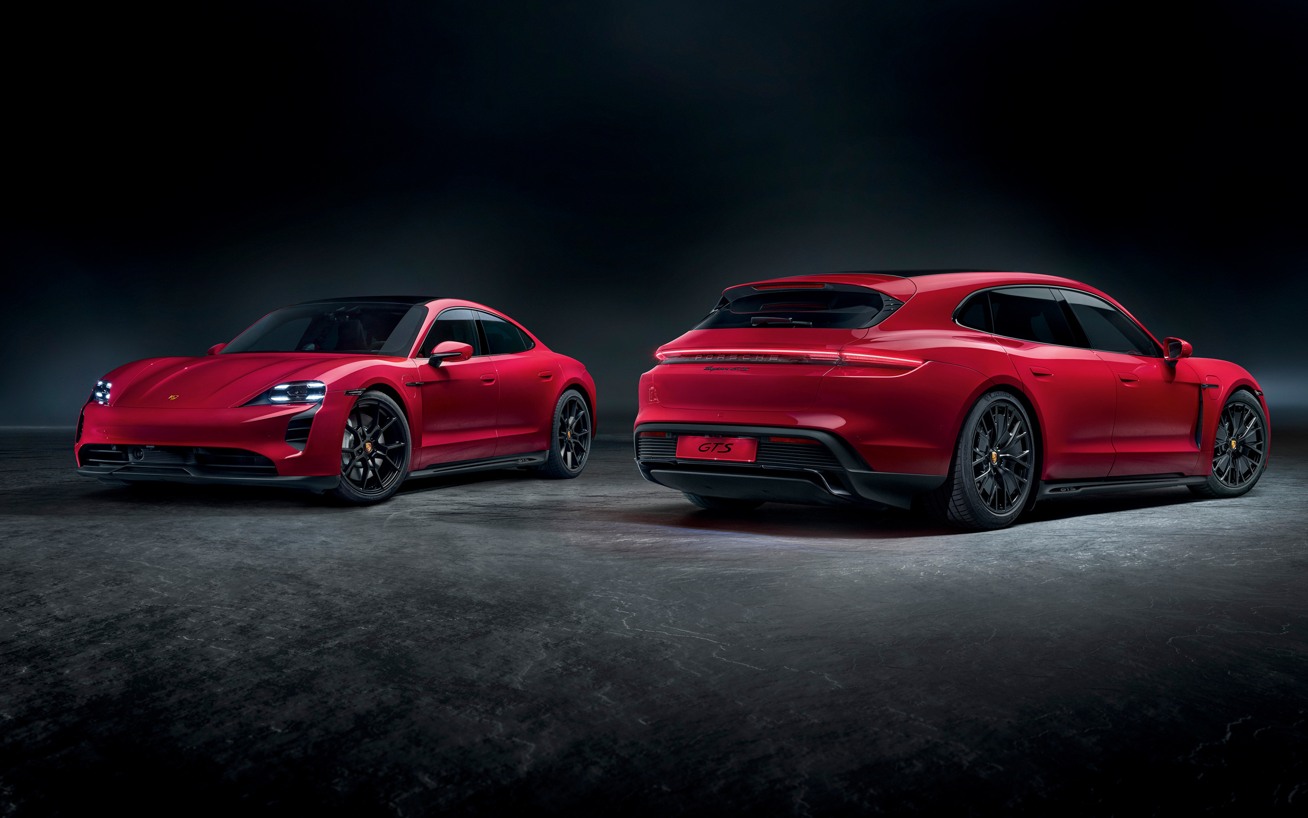 Два красных автомобиля Porsche Taycan GTS