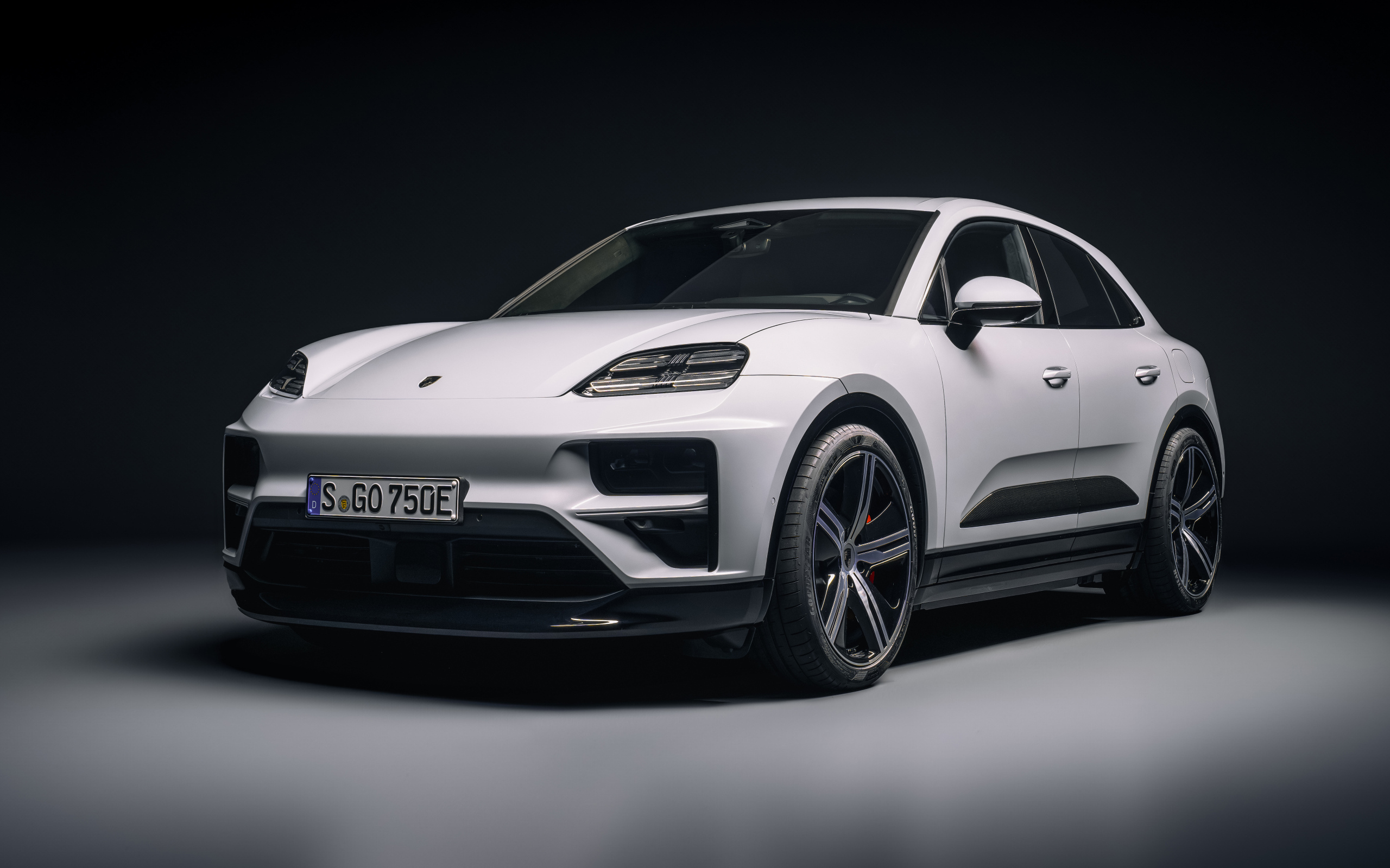 Белый внедорожник Porsche Macan Turbo 2024 года