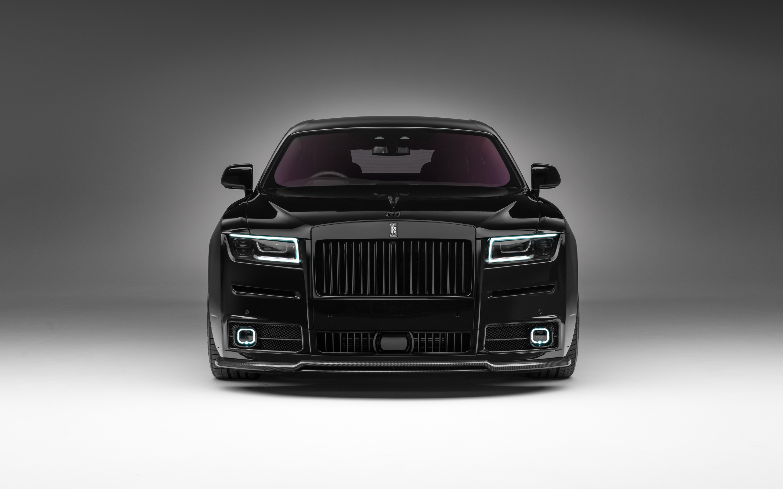Черный автомобиль  Rolls-Royce Ghost  вид спереди