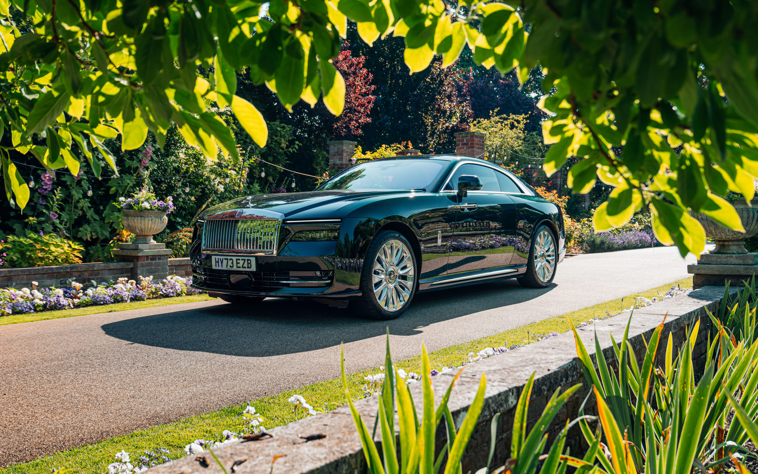 Черный Rolls-Royce Spectre на дороге