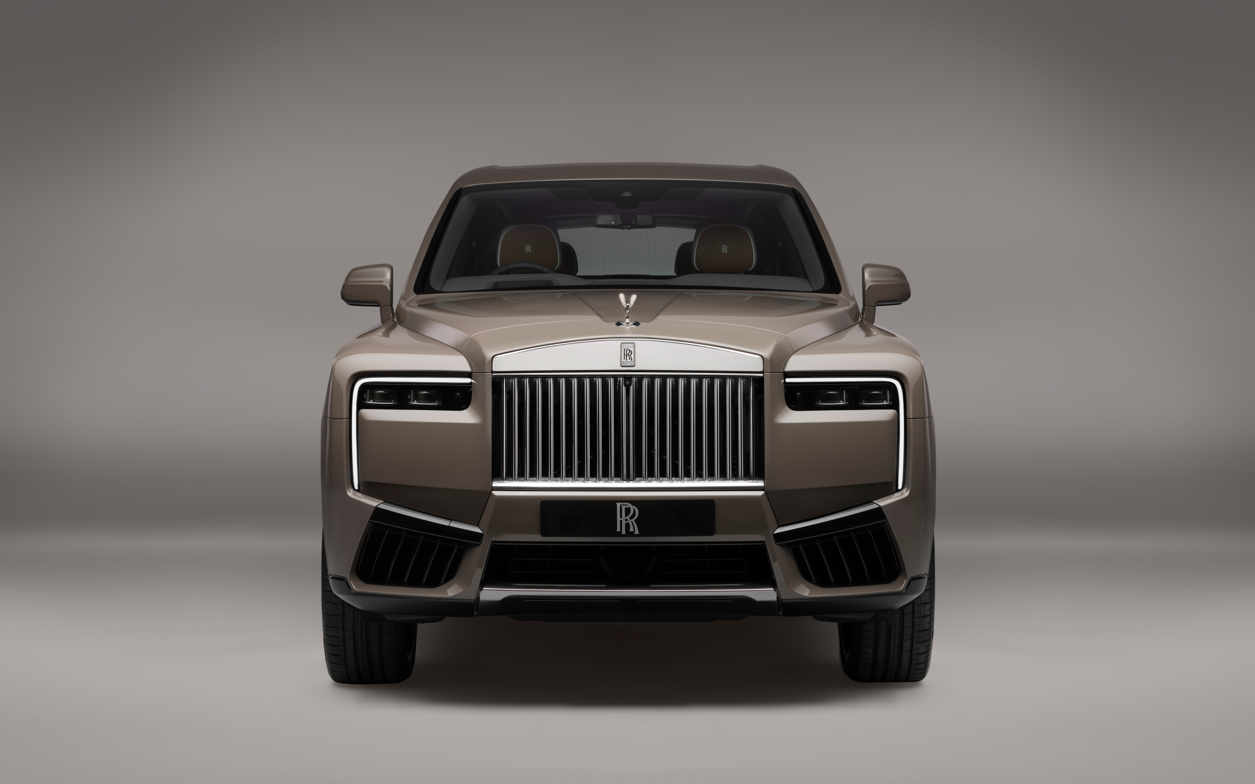 Вид спереди на автомобиль Rolls-Royce Cullinan Series II 2024 года