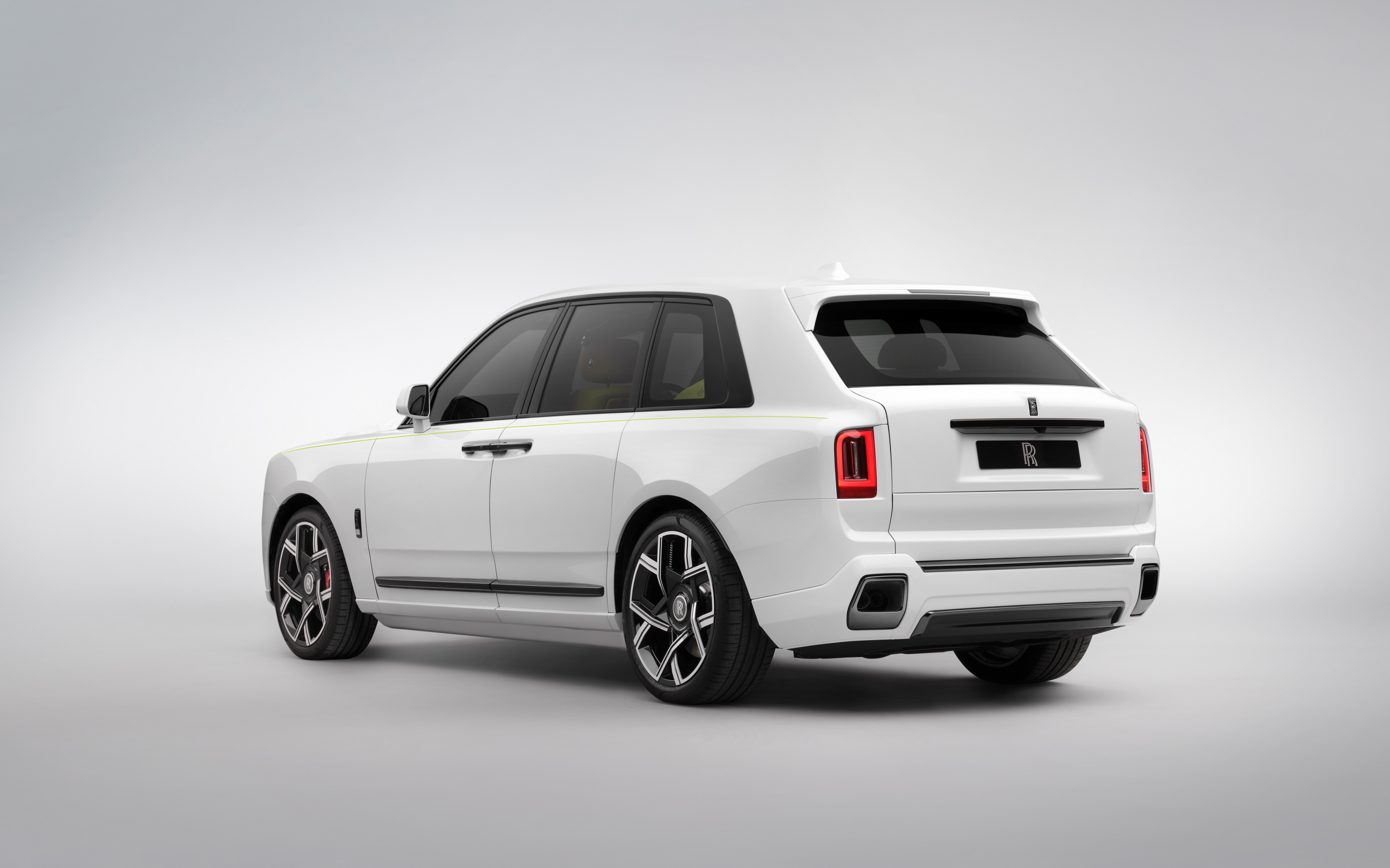 Вид сзади на автомобиль Rolls-Royce Black Badge Cullinan Series II