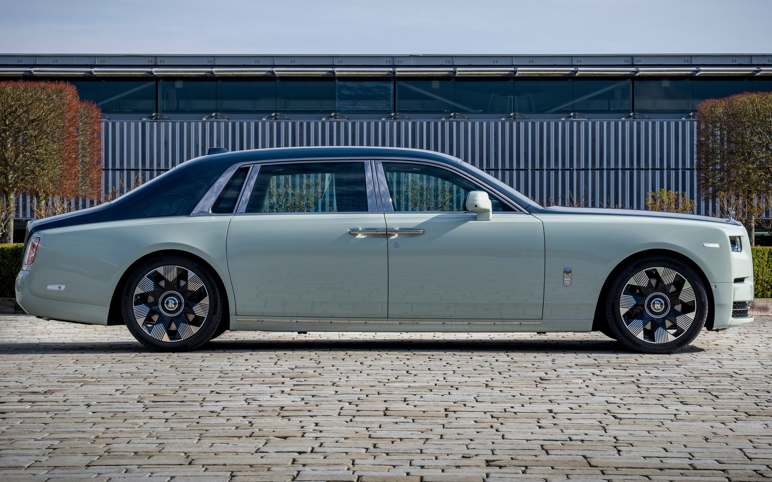 Вид сбоку на автомобиль Rolls-Royce Phantom EWB Magnetism 2024 года