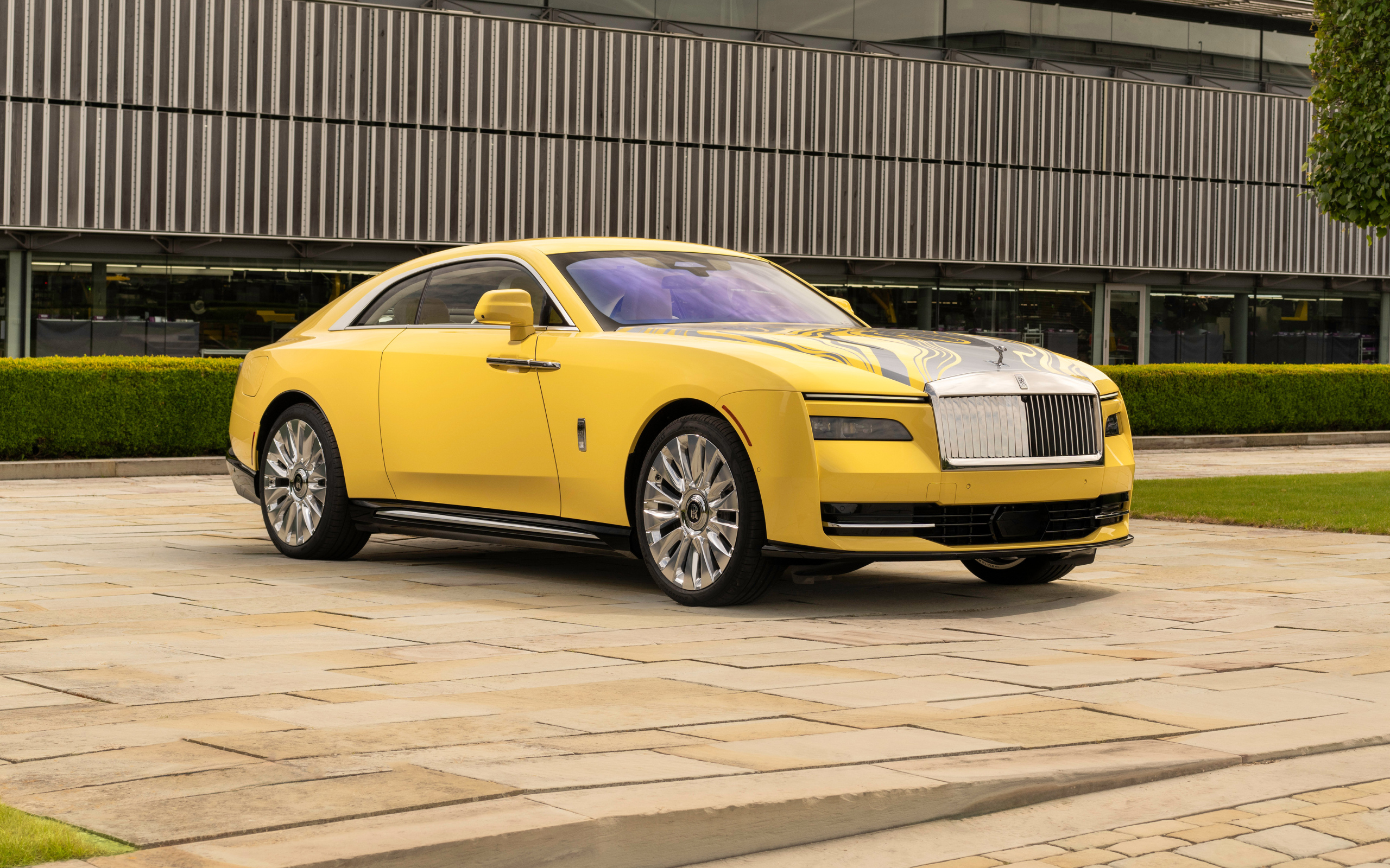 Желтый автомобиль Rolls-Royce Spectre Semaphore