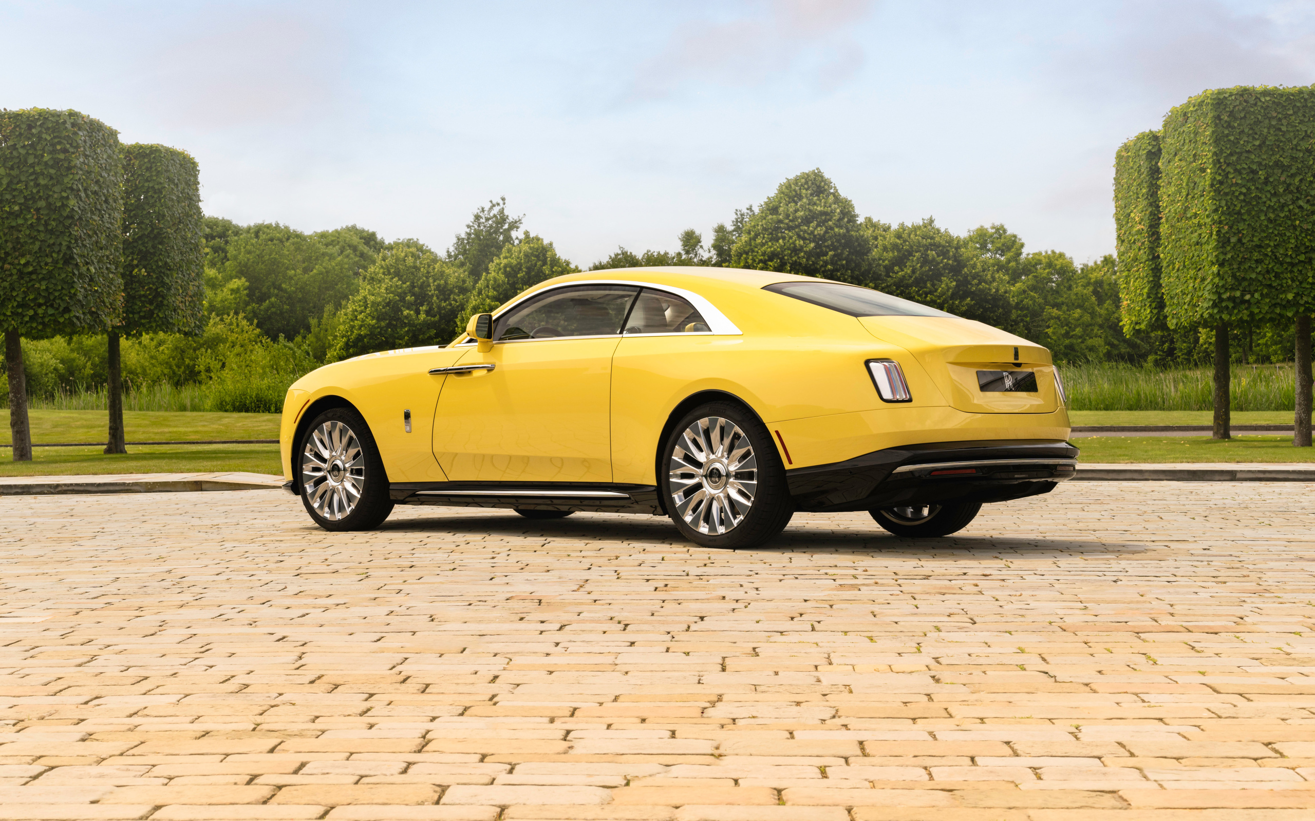 Желтый Rolls-Royce Spectre Semaphore вид сзади