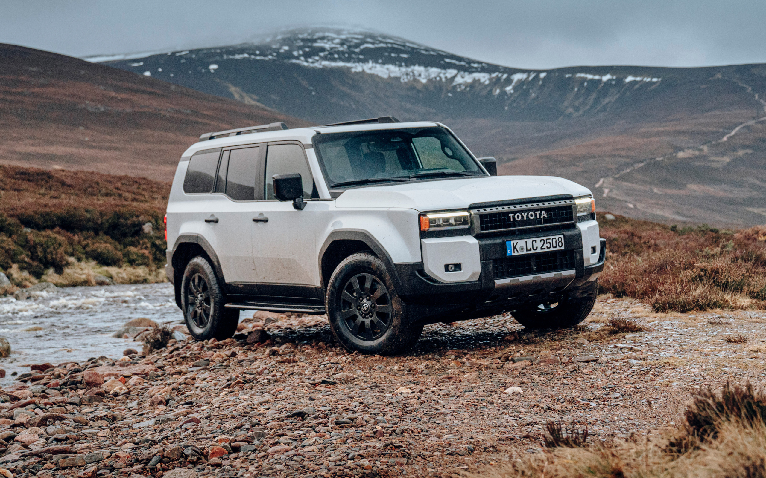 Внедорожник Toyota Land Cruiser в горах