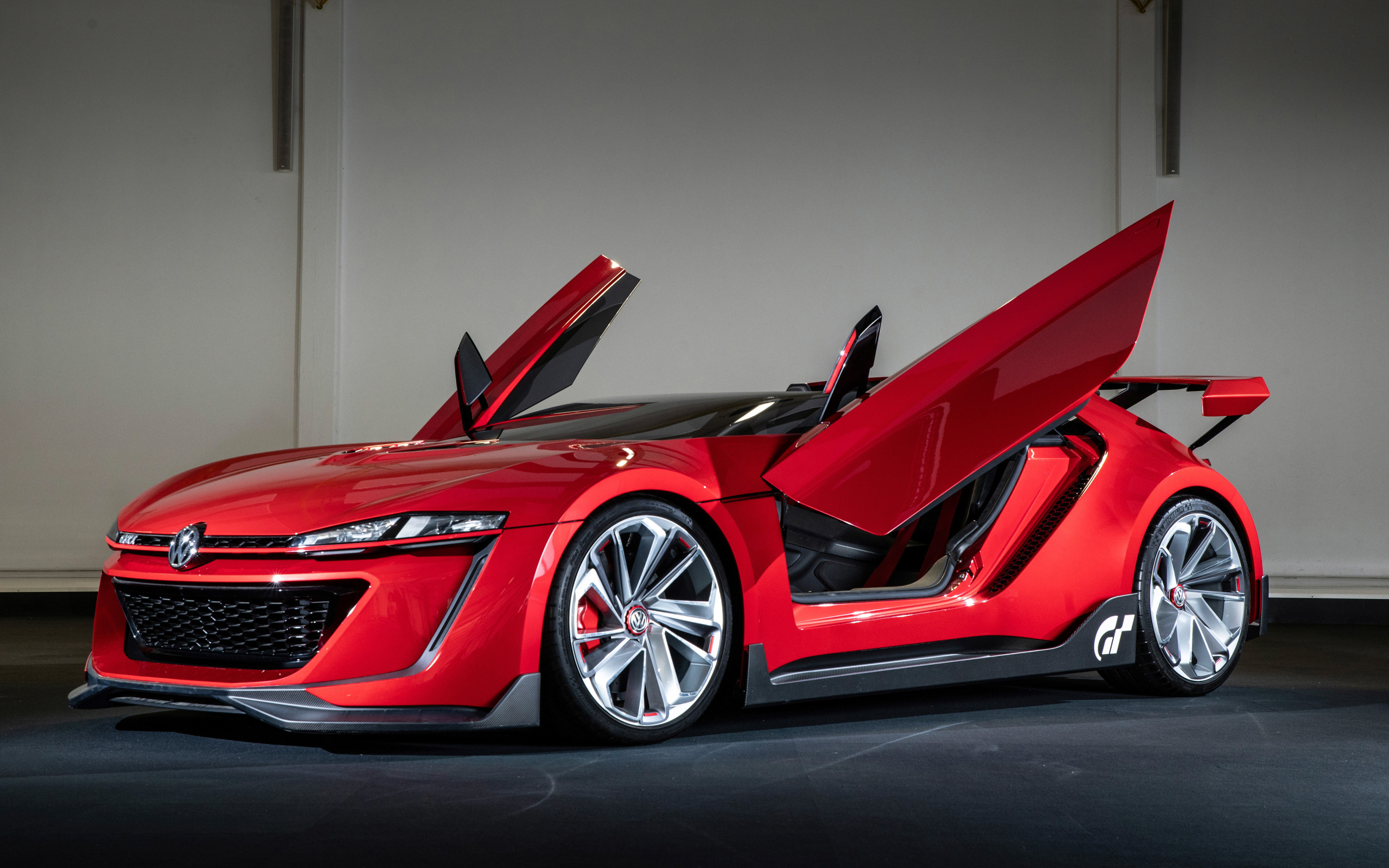 Красный кабриолет Volkswagen GTI Roadster с открытыми дверями