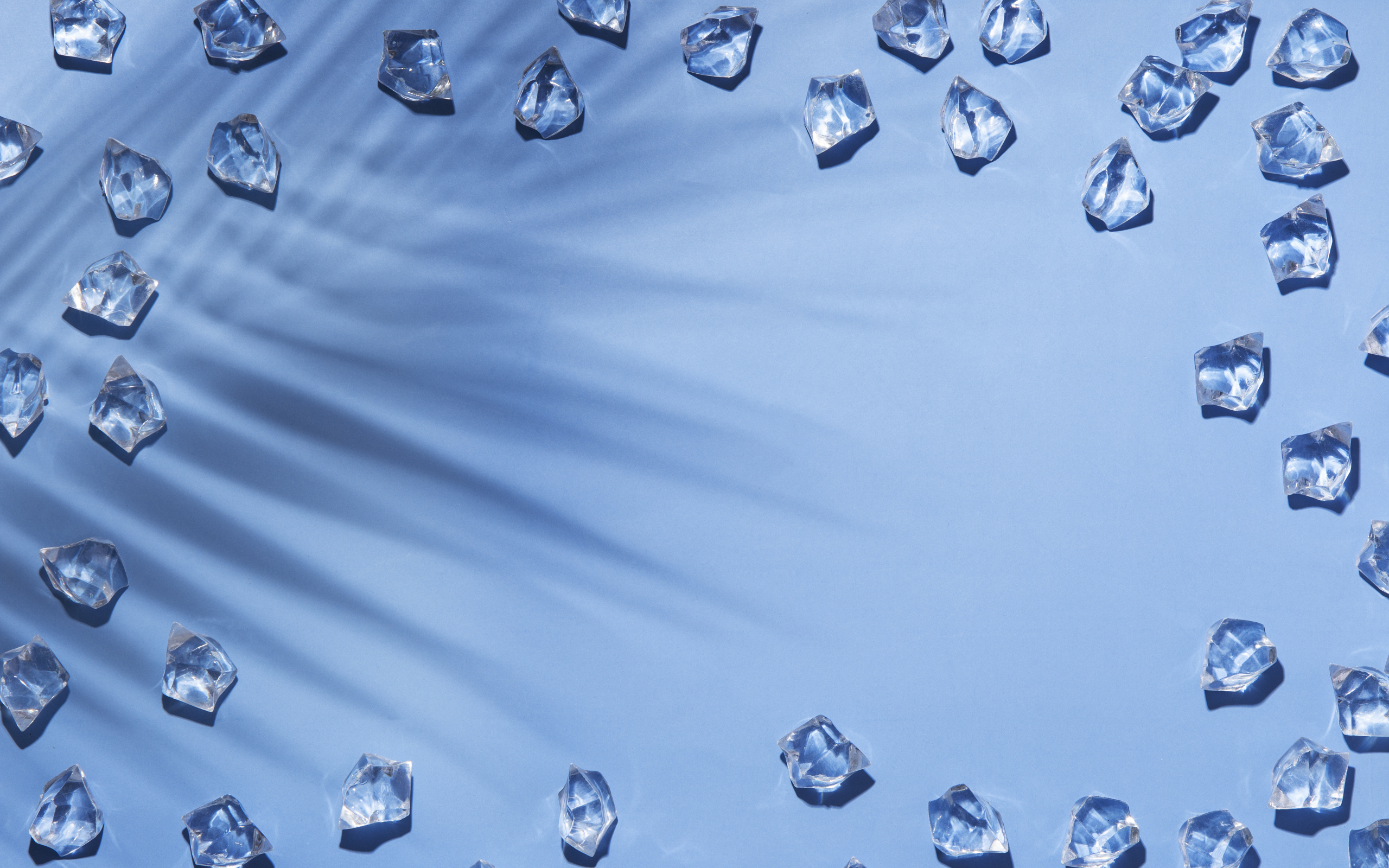 Кусочки холодного льда на голубом фоне
