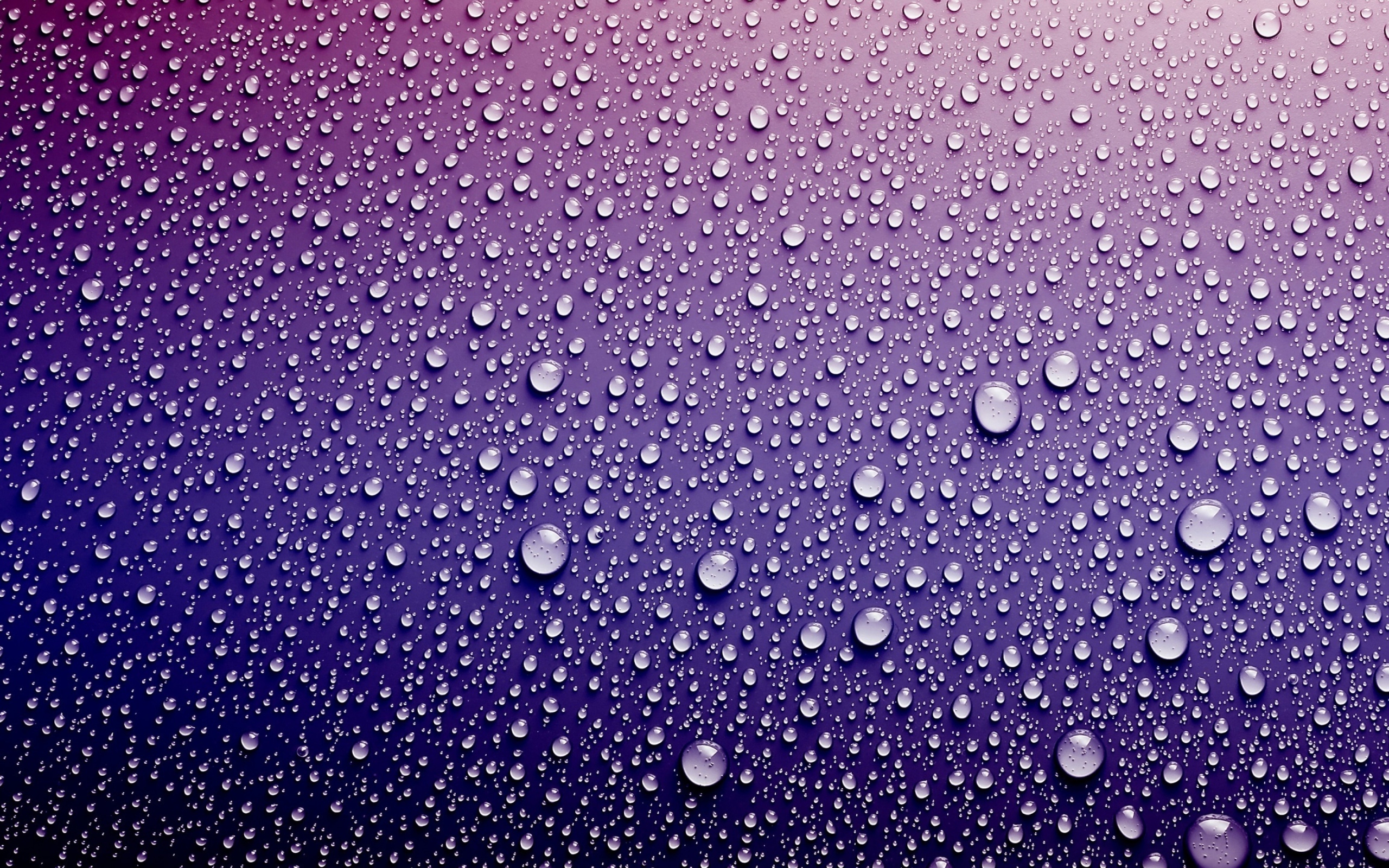 Фиолетовый фон с брызгами воды