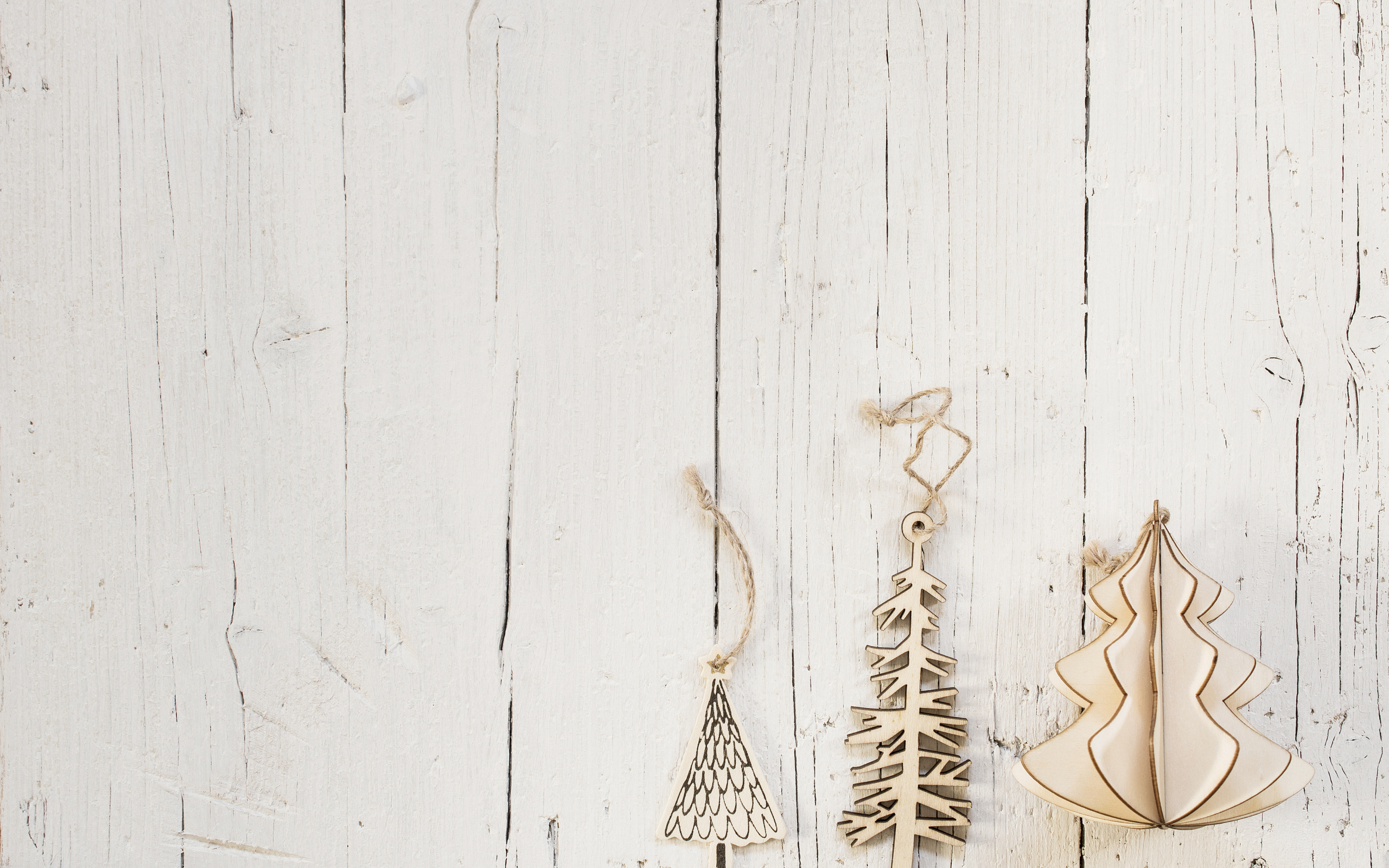 Деревянные елочные украшения  на белом деревянном фоне