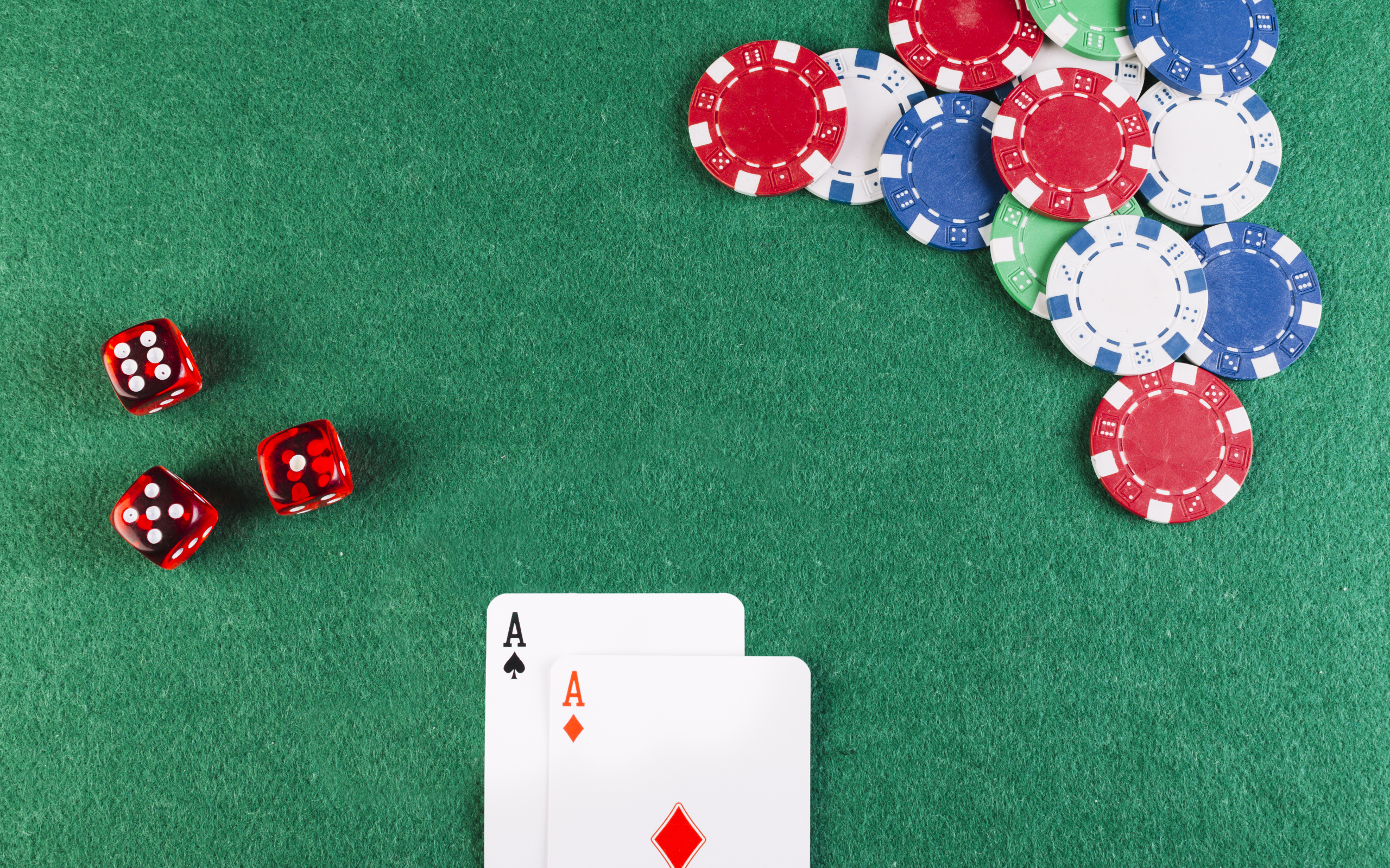 Карты, фишки и кости для игры в покер 