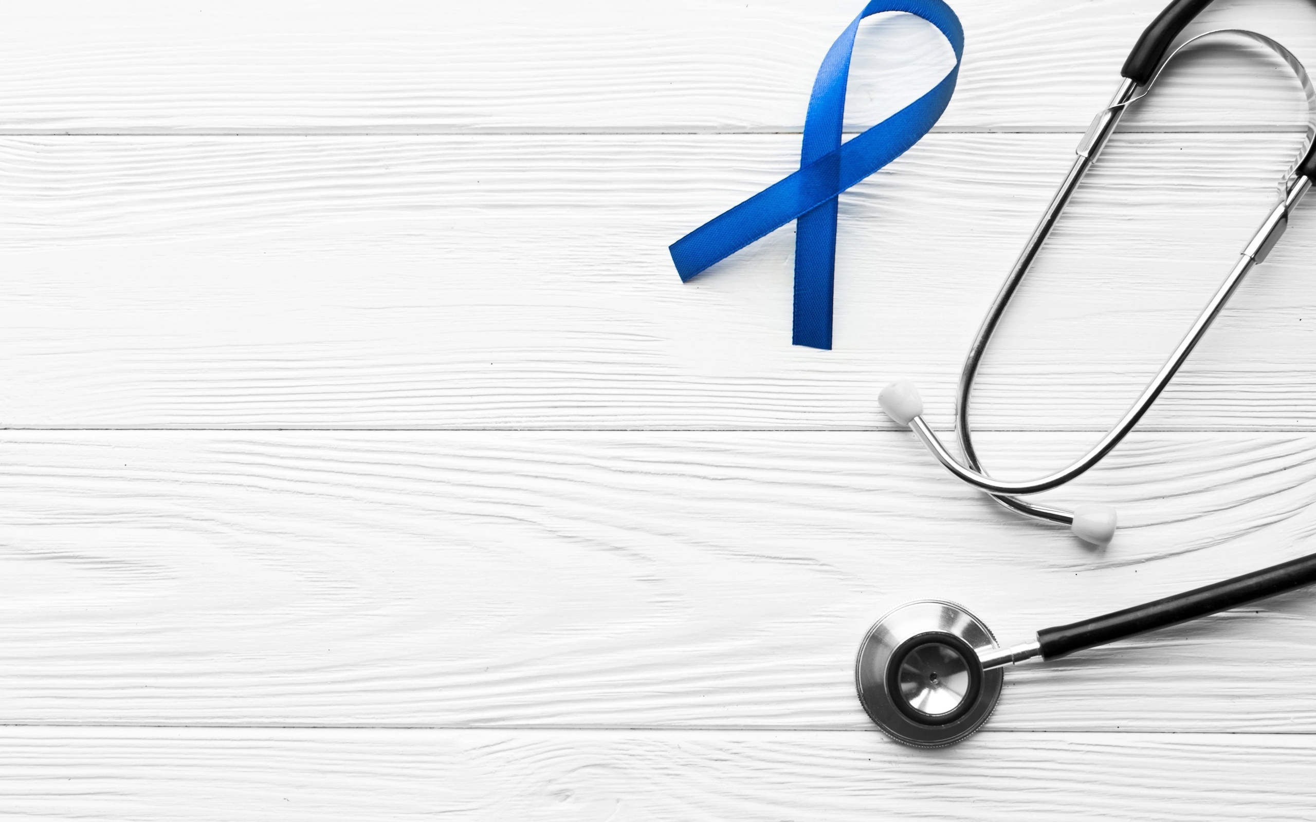 Стетоскоп врача с ленточкой на белом фоне