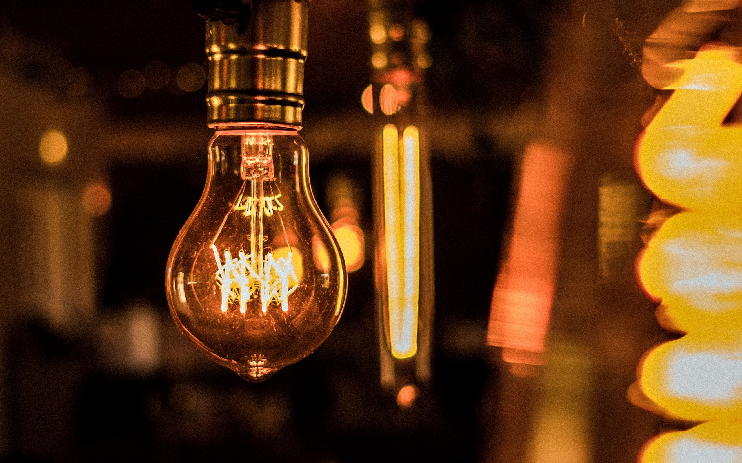 Стеклянная лампа накаливания на потолке