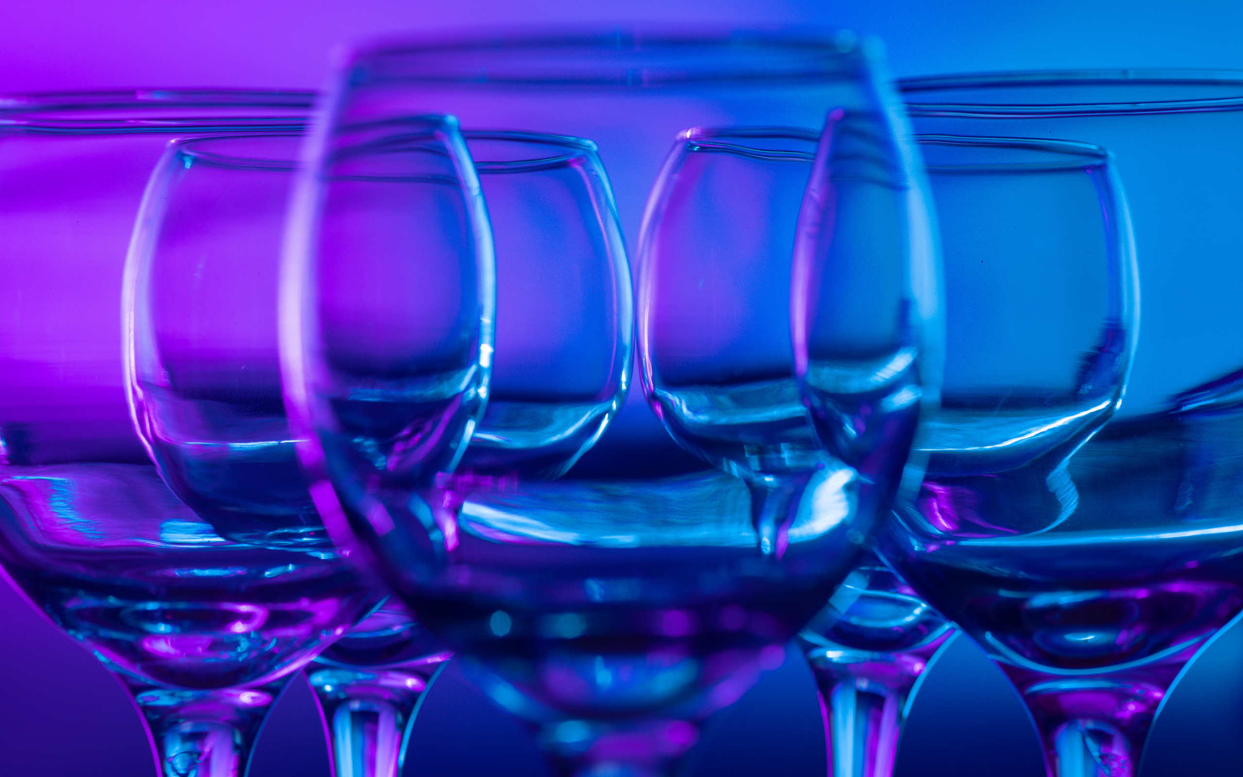 Стеклянные бокалы для вина крупным планом