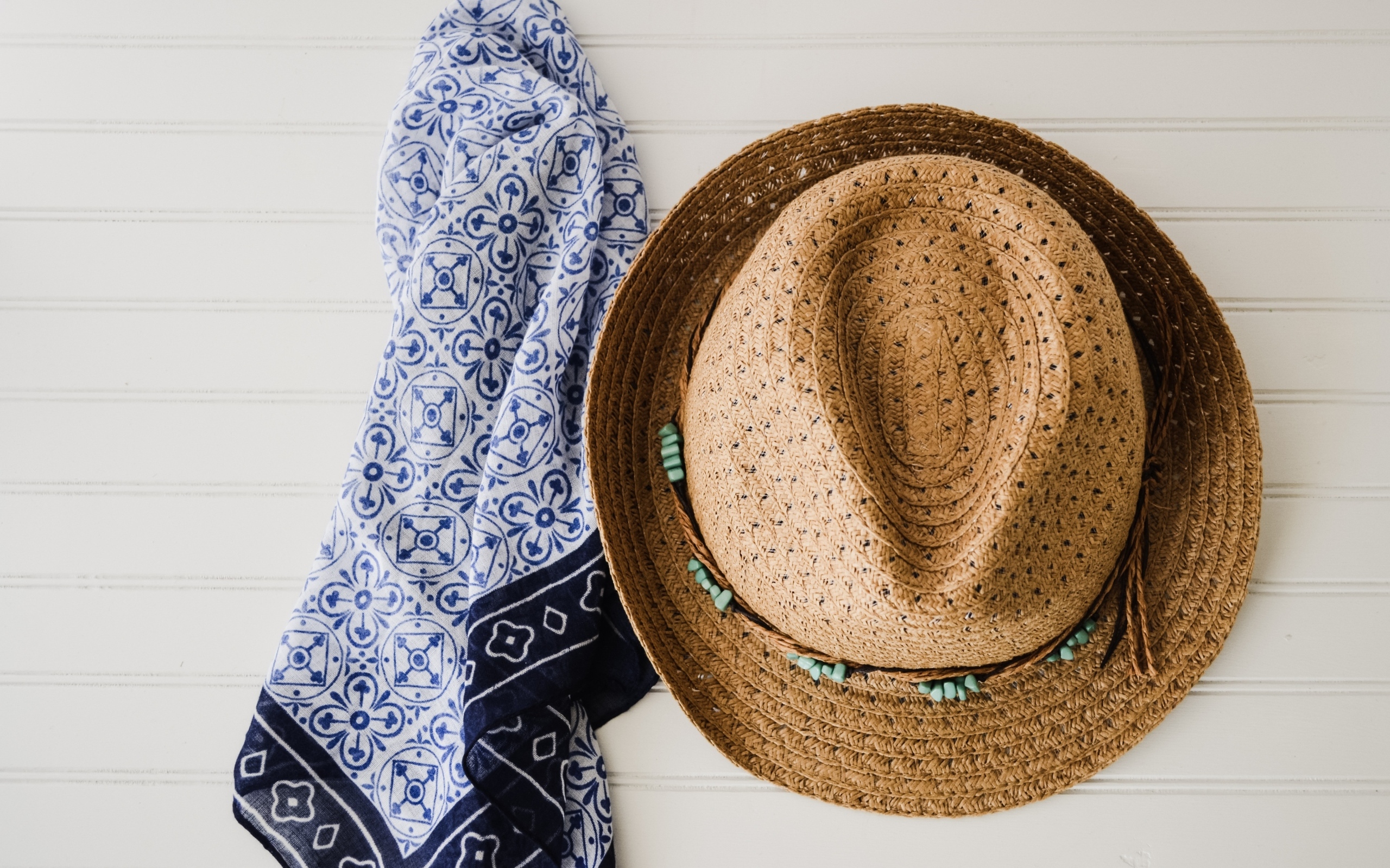 Шляпа и платок висят на стене