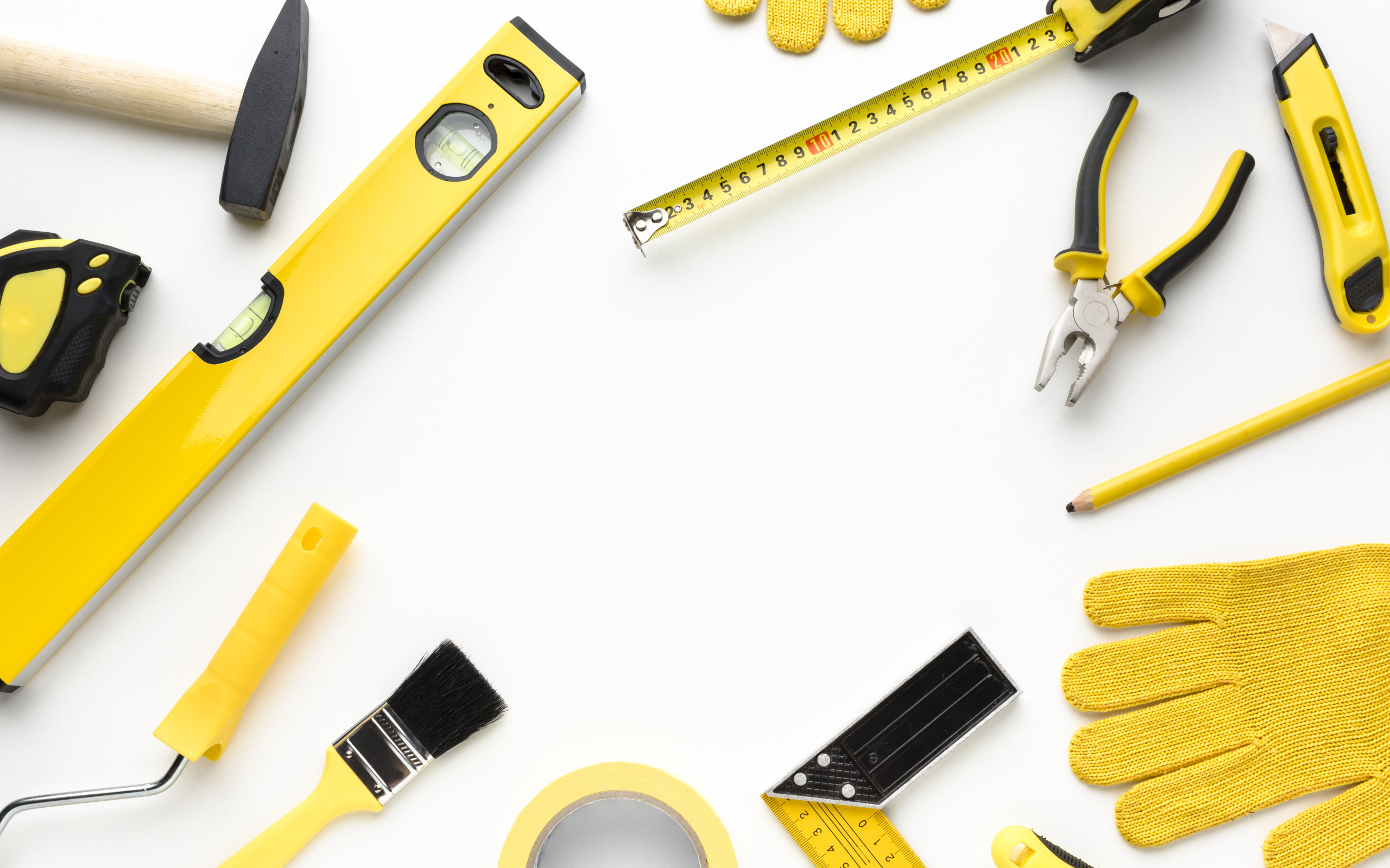 Инструменты маляра на белом фоне
