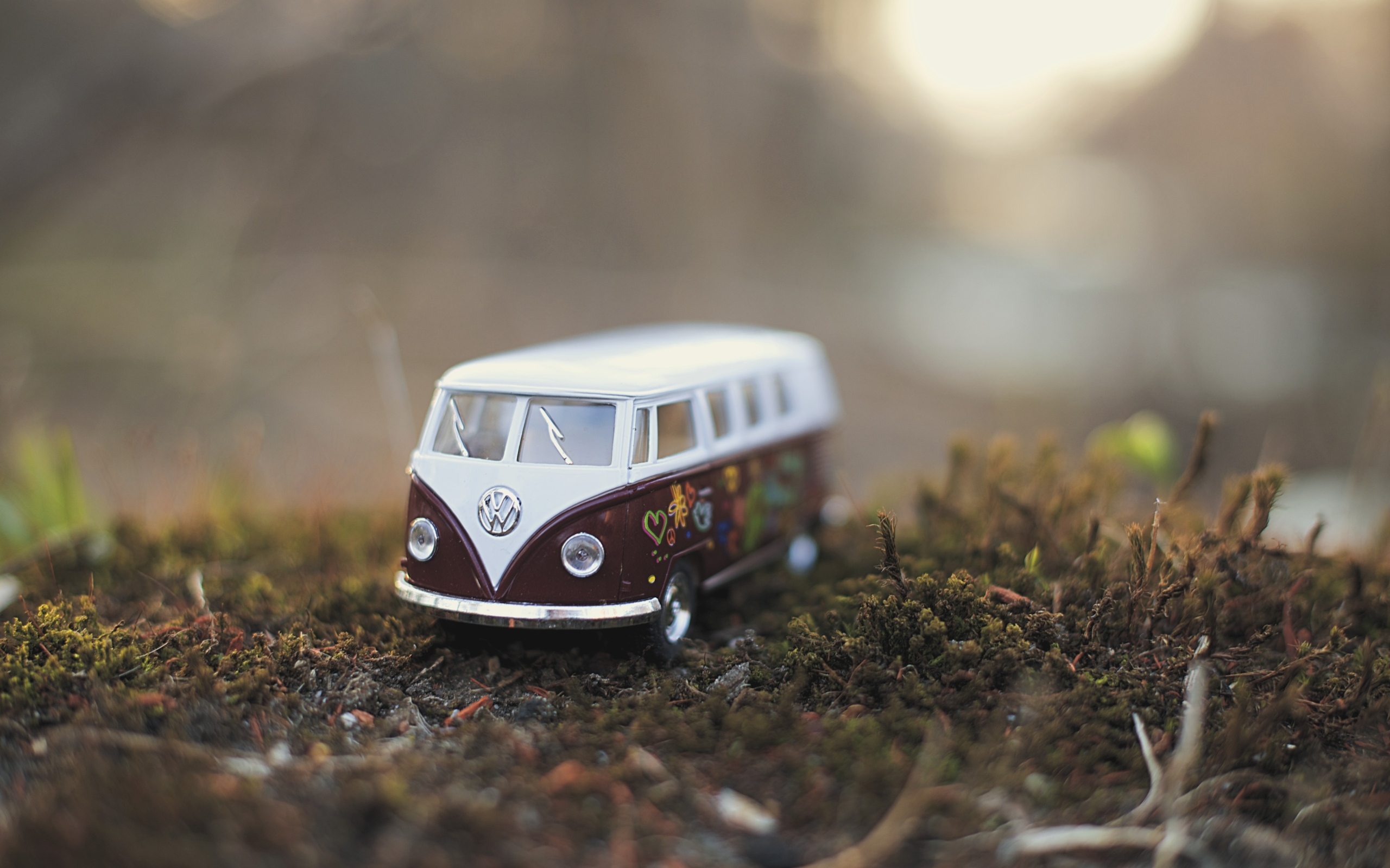 Маленький игрушечный автомобиль volkswagen на земле