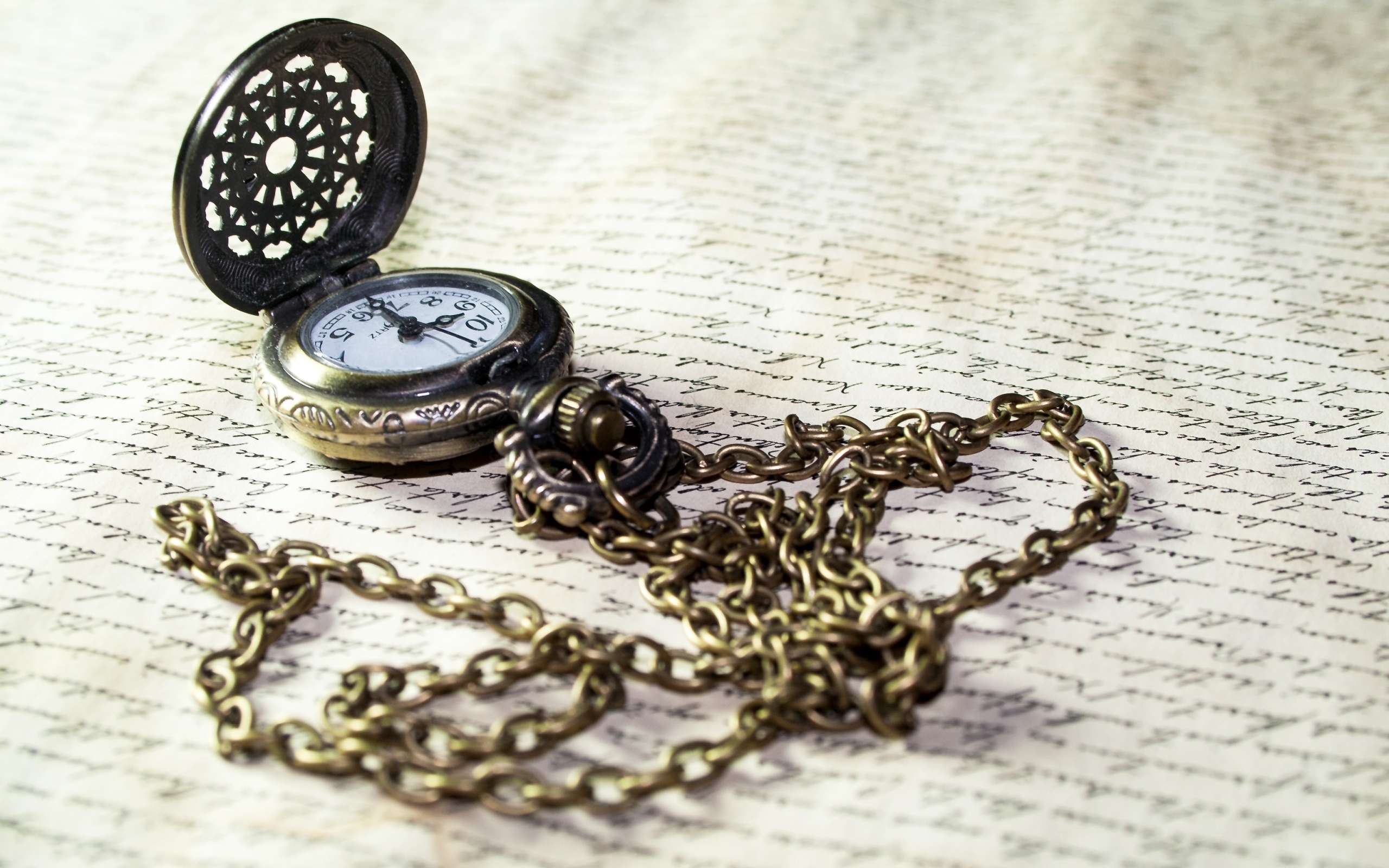 Старинные карманные часы на цепочке