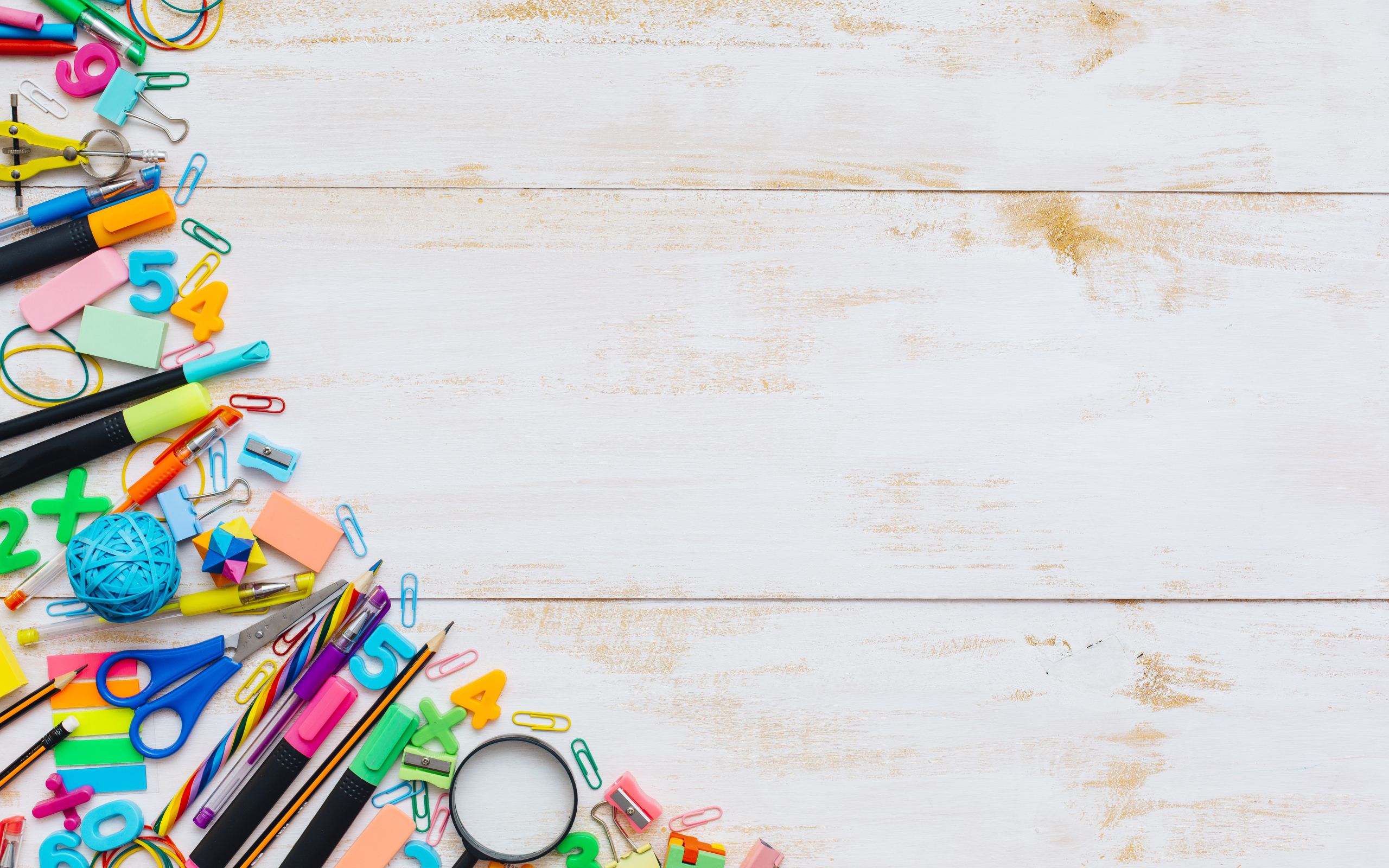 Деревянный фон с разноцветными канцелярскими предметами