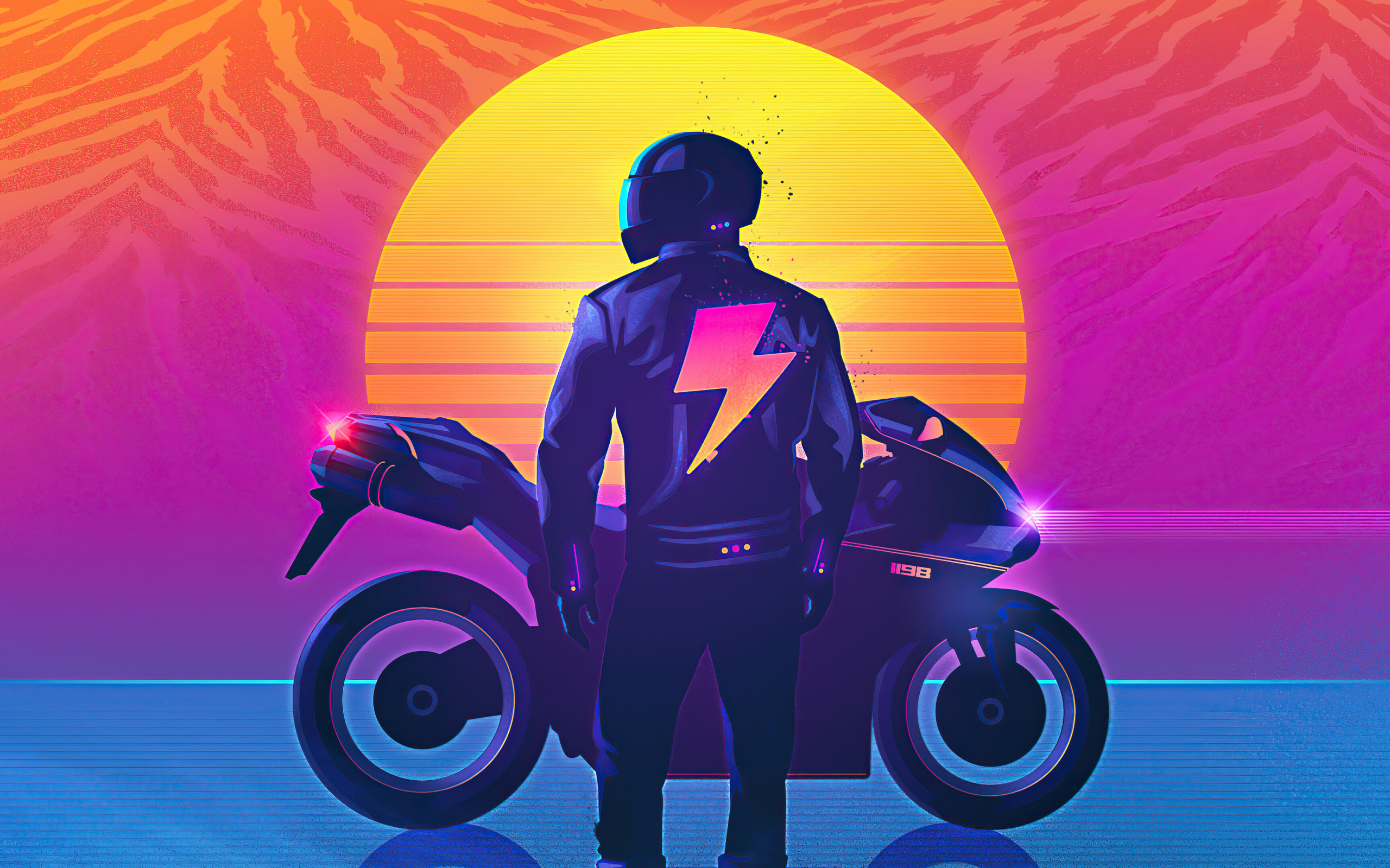 Байкер на мотоцикле на фоне солнца