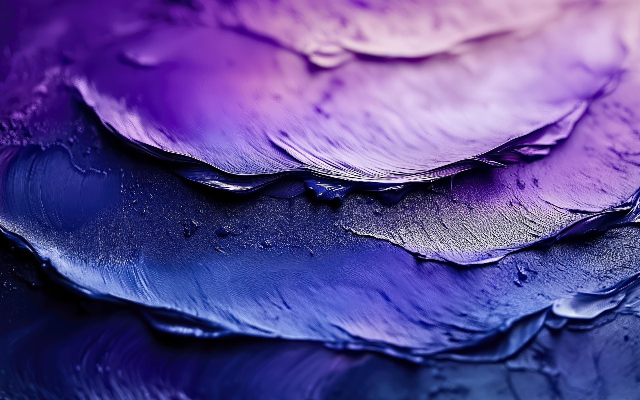 Мазки черной краски крупным планом