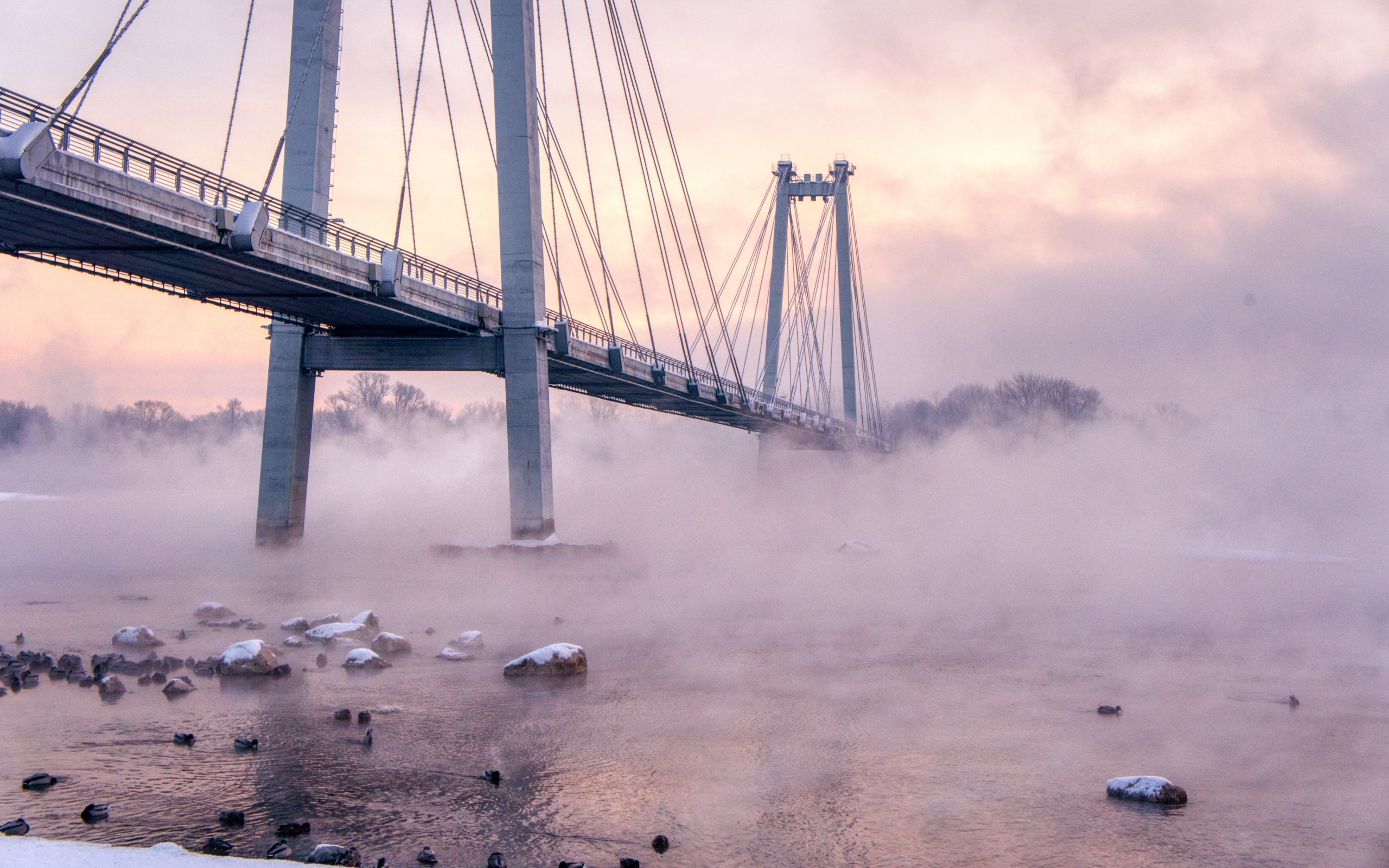 Мост через реку в тумане утром
