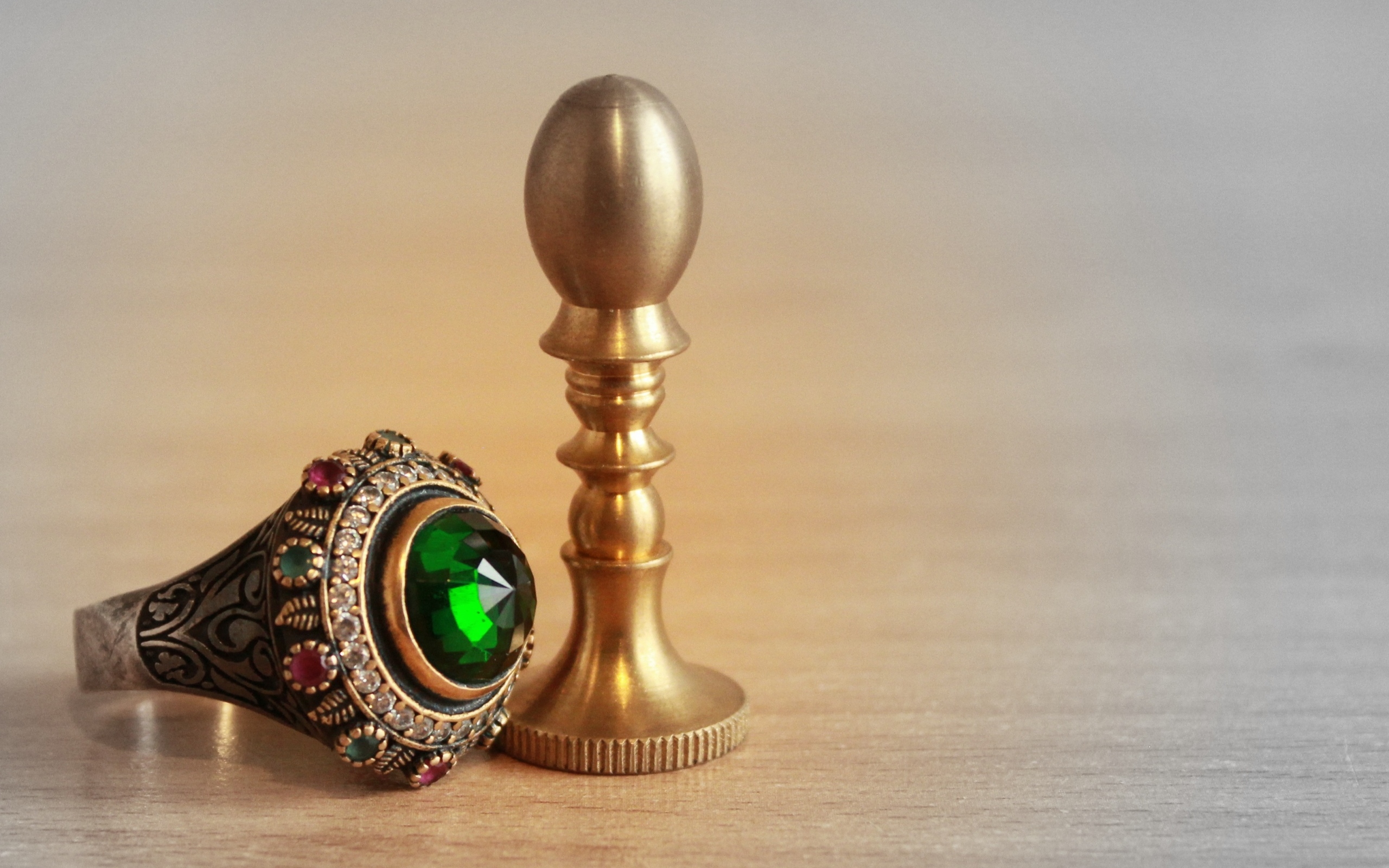 Старинный перстень на столе с фигурой