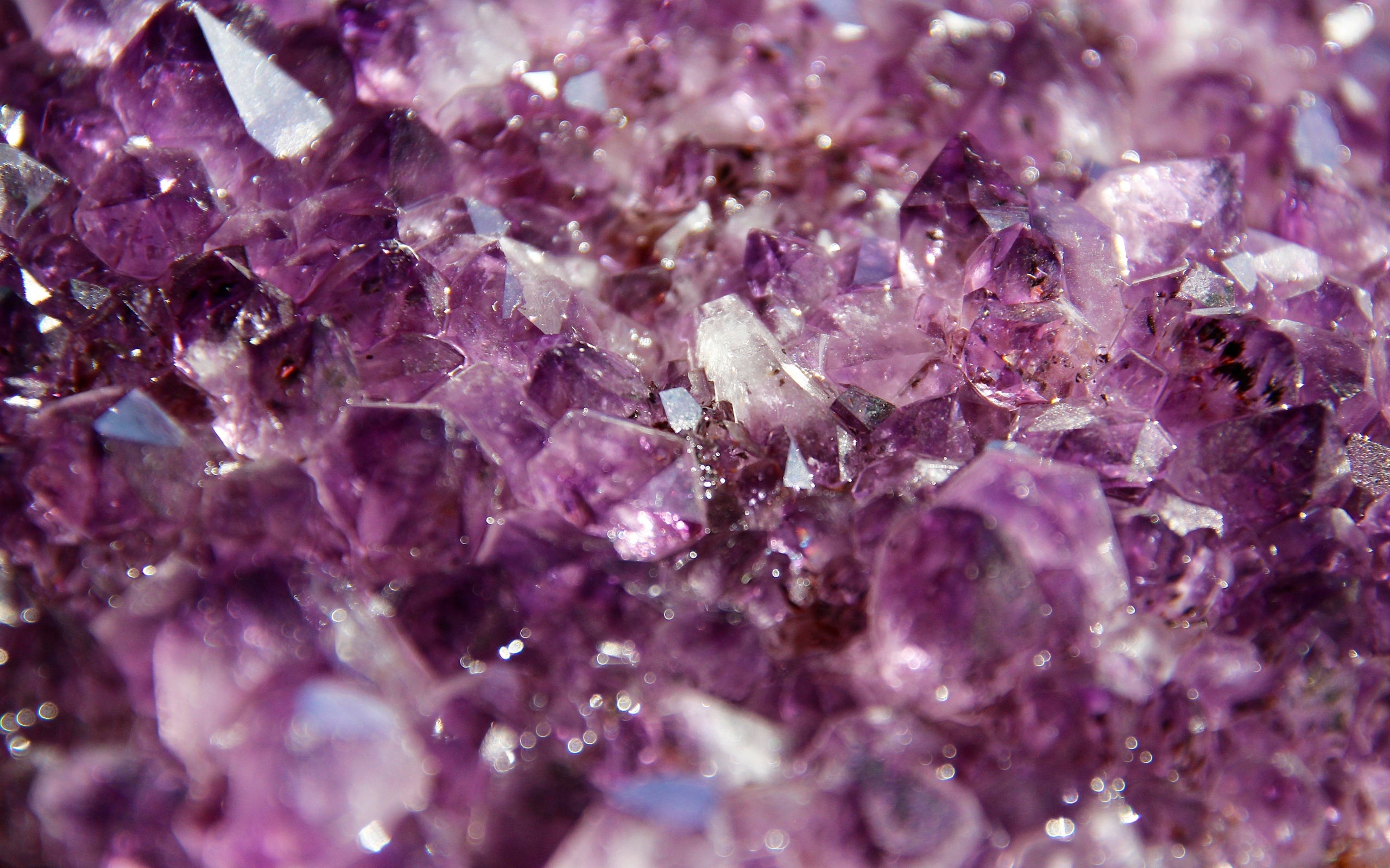 Яркий камень кристалл  аметист