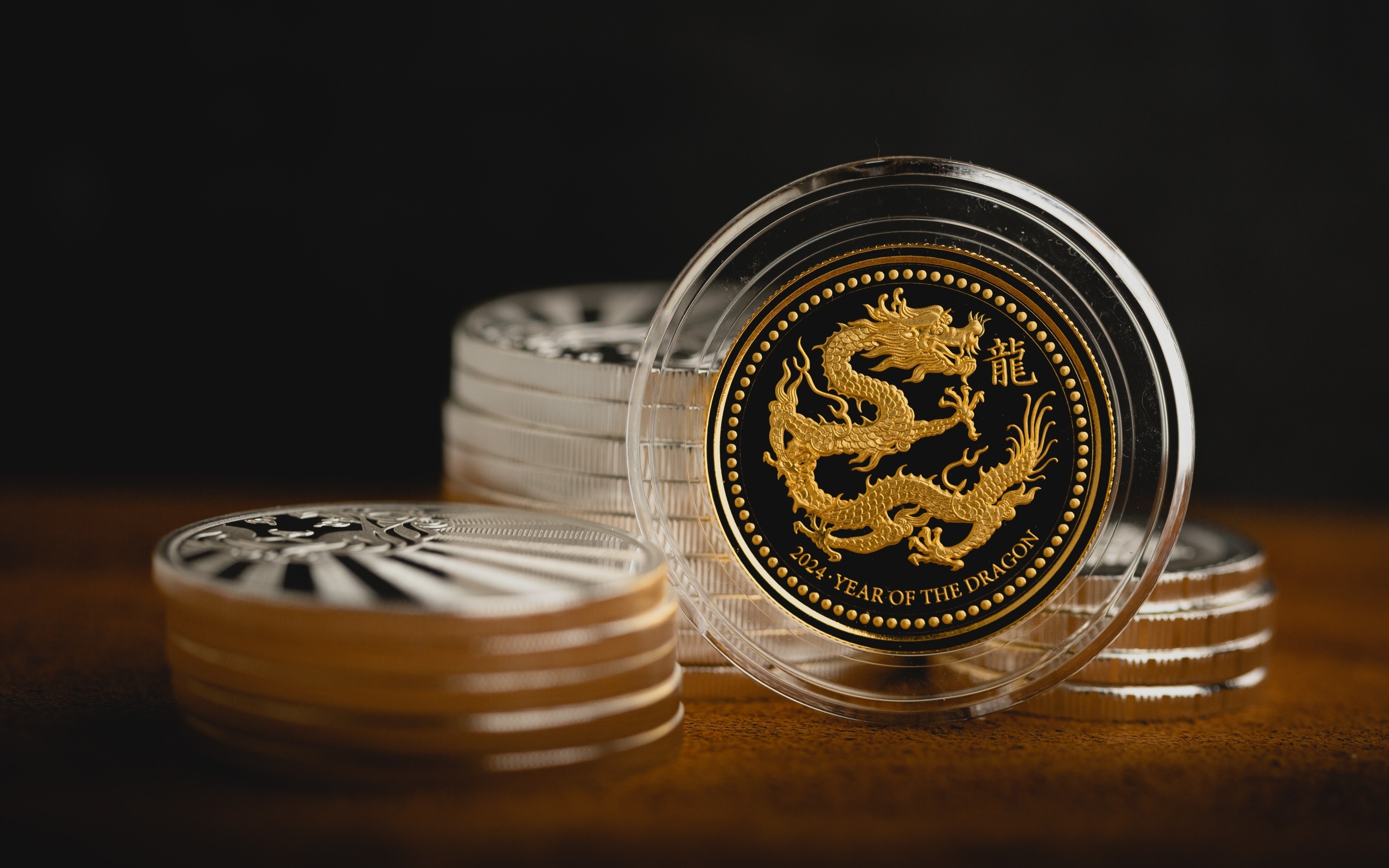 Монета с драконом на столе 