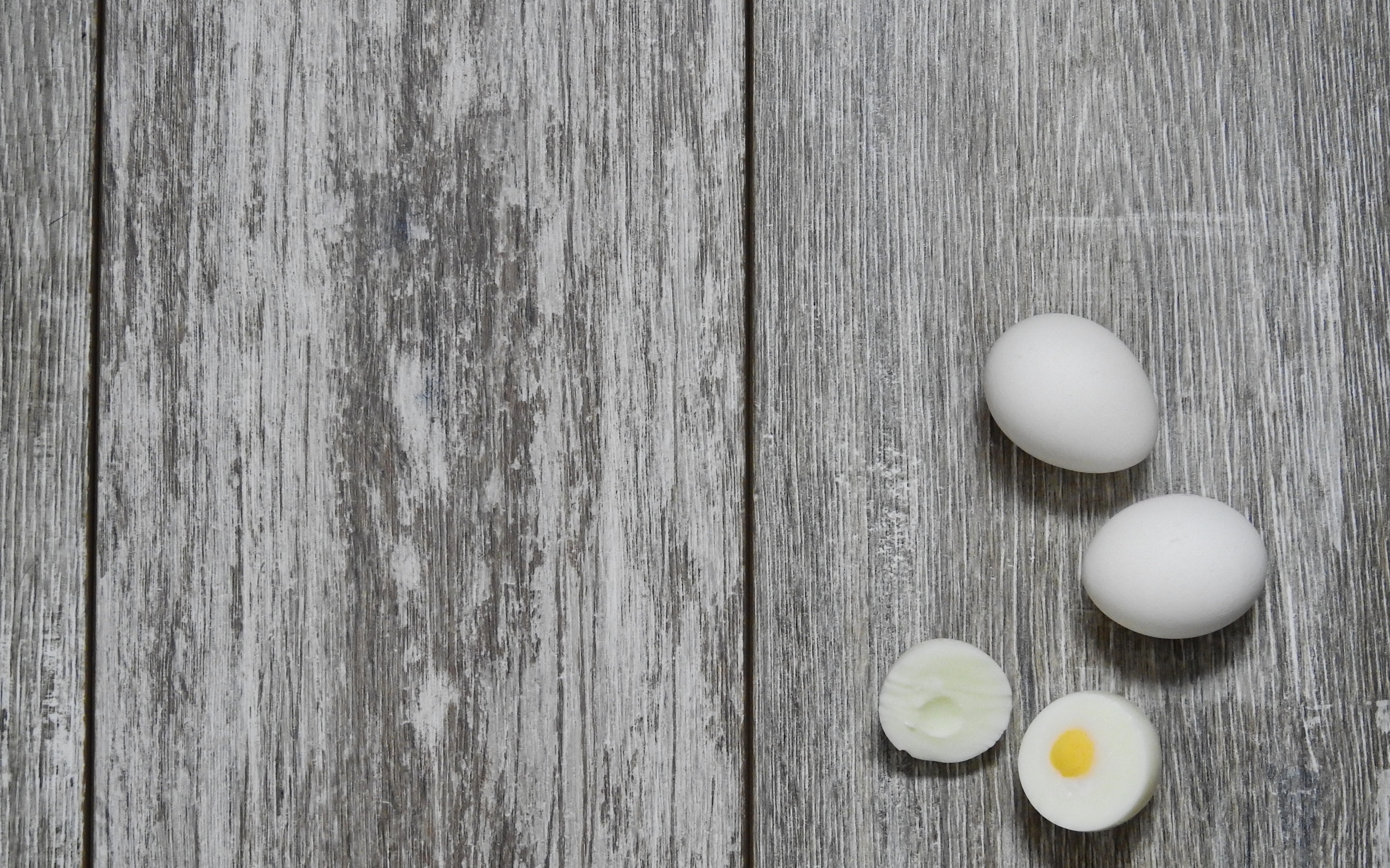 Вареные яйца на деревянном фоне