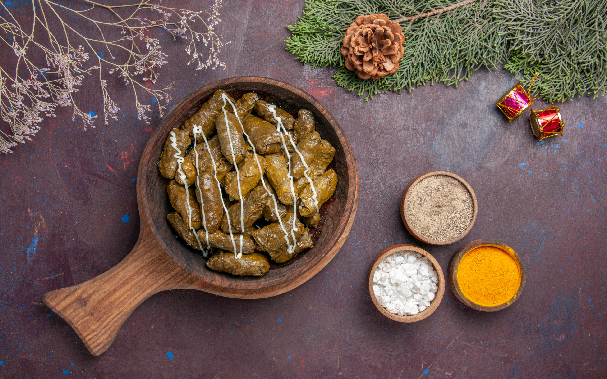 Долма на столе со специями