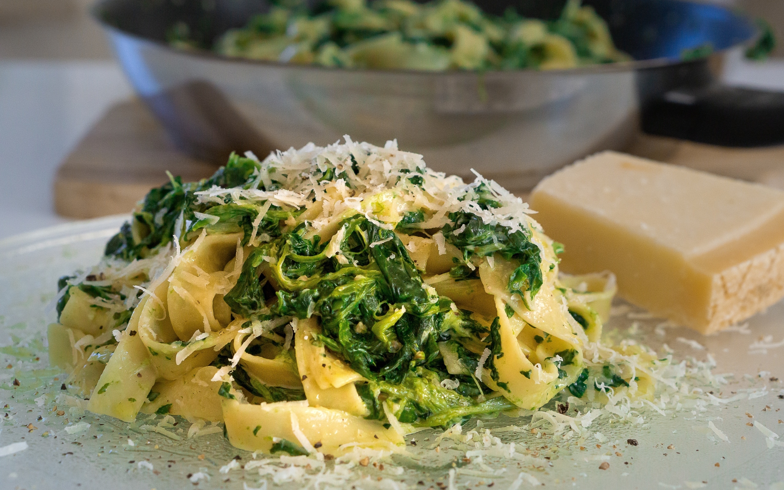 Макароны с тертым сыром и шпинатом