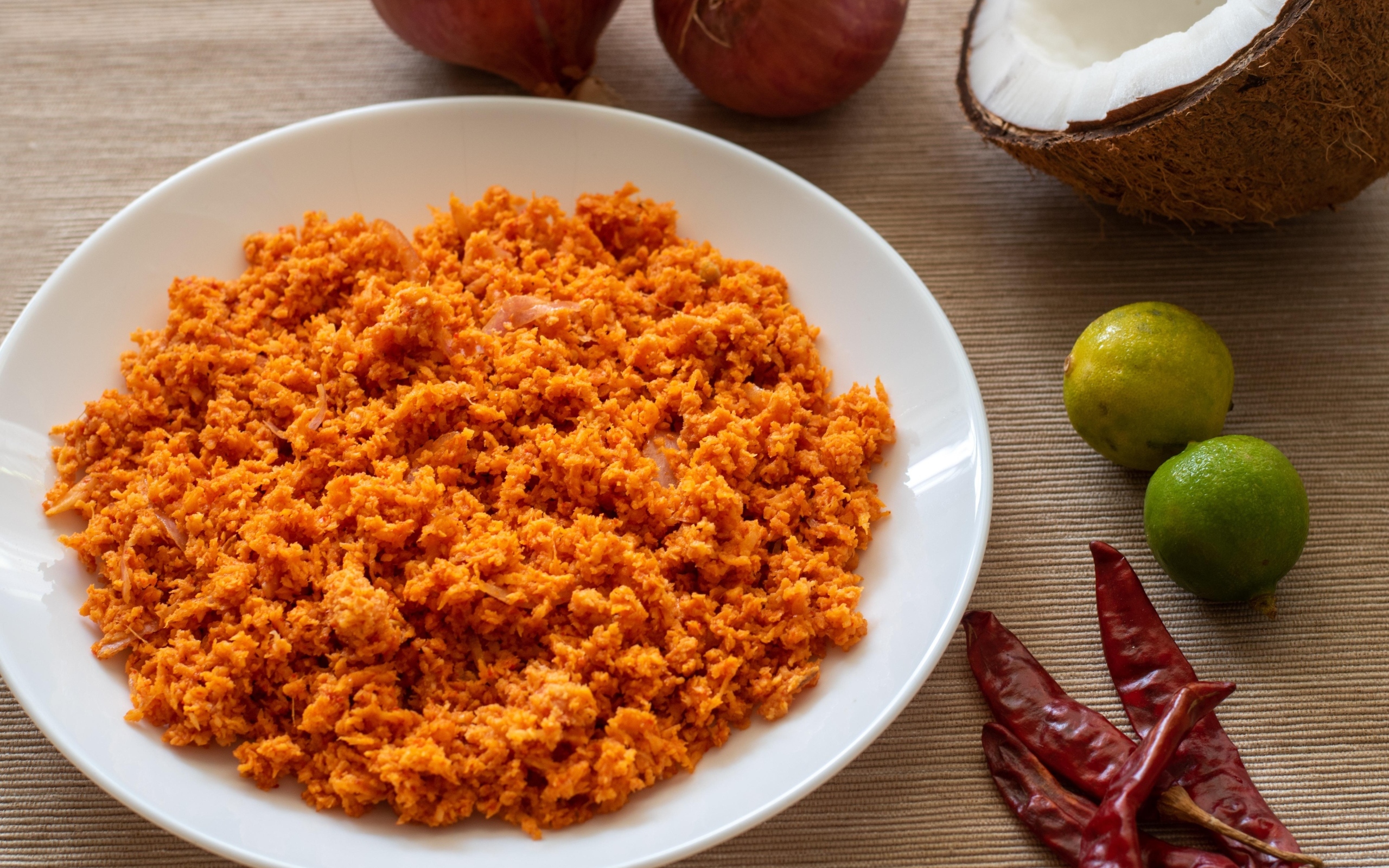 Тарелка острой еды с перцем чили на столе