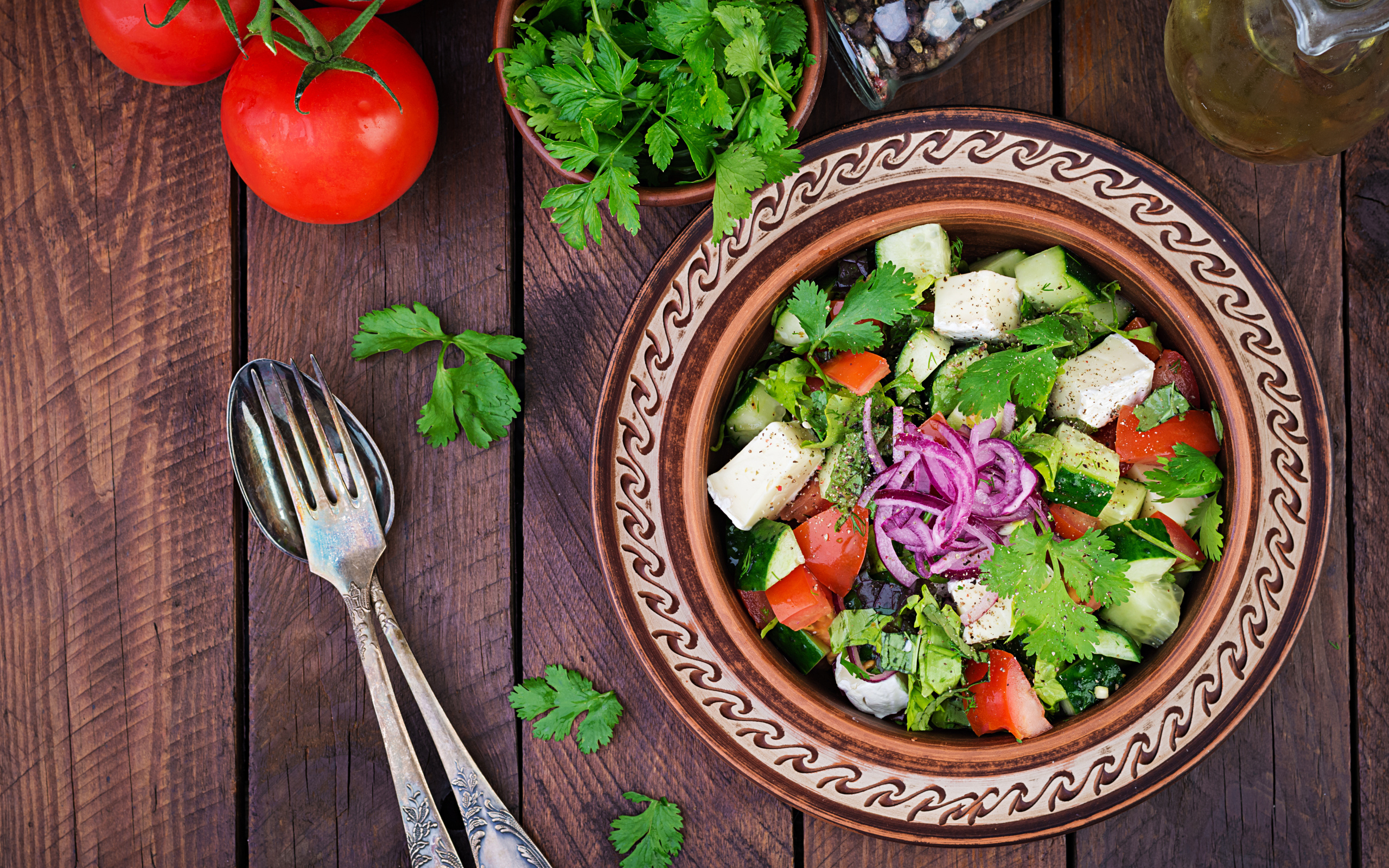 Тарелка вегетарианского салата в тарелке на столе