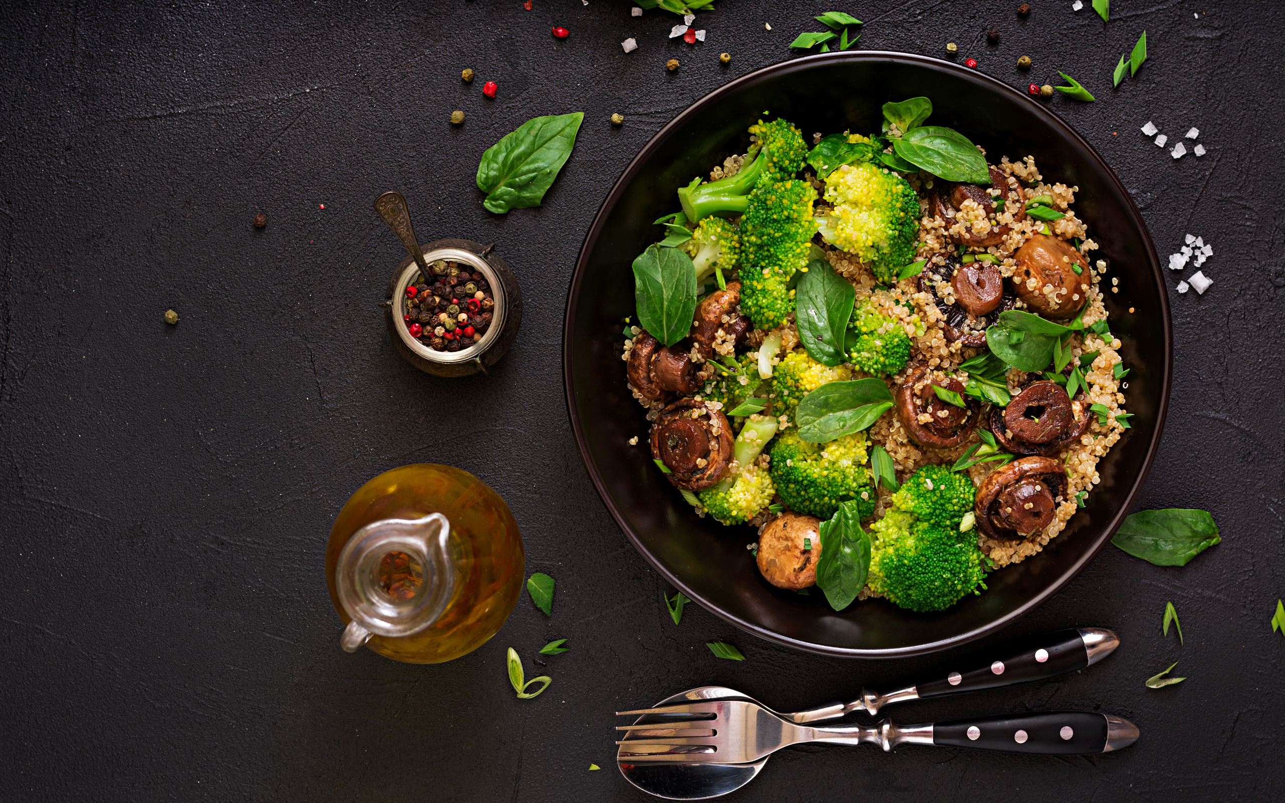 Каша с овощами и грибами в сковороде на столе