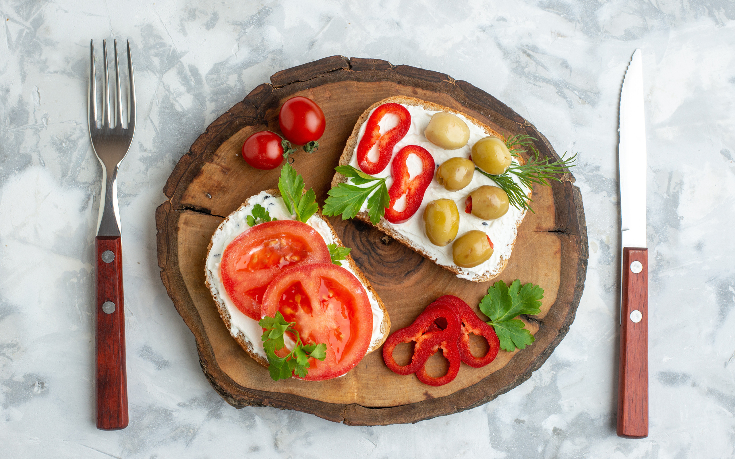 Бутерброды с сыром, оливками и кусочками помидора