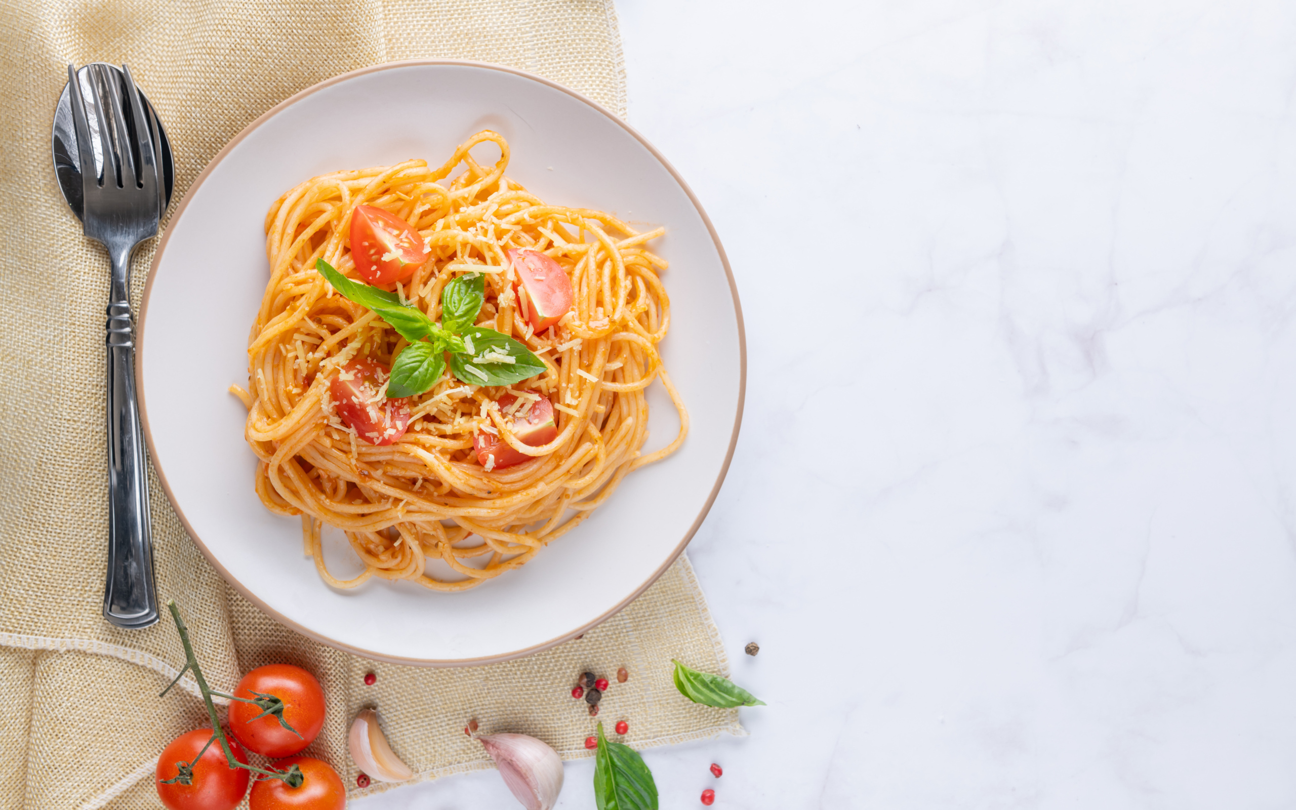 Спагетти с помидорами в тарелке на столе