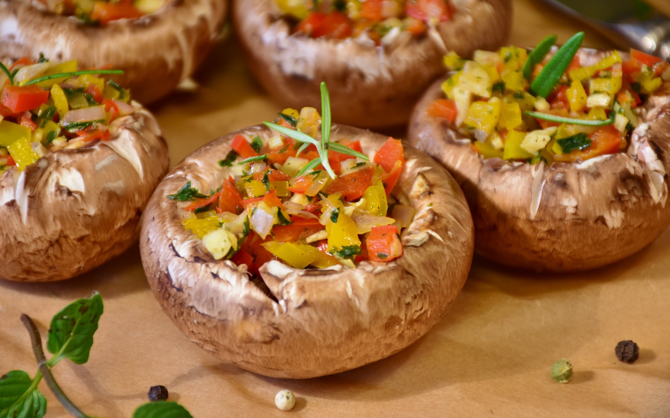 Фаршированные шампиньоны на столе