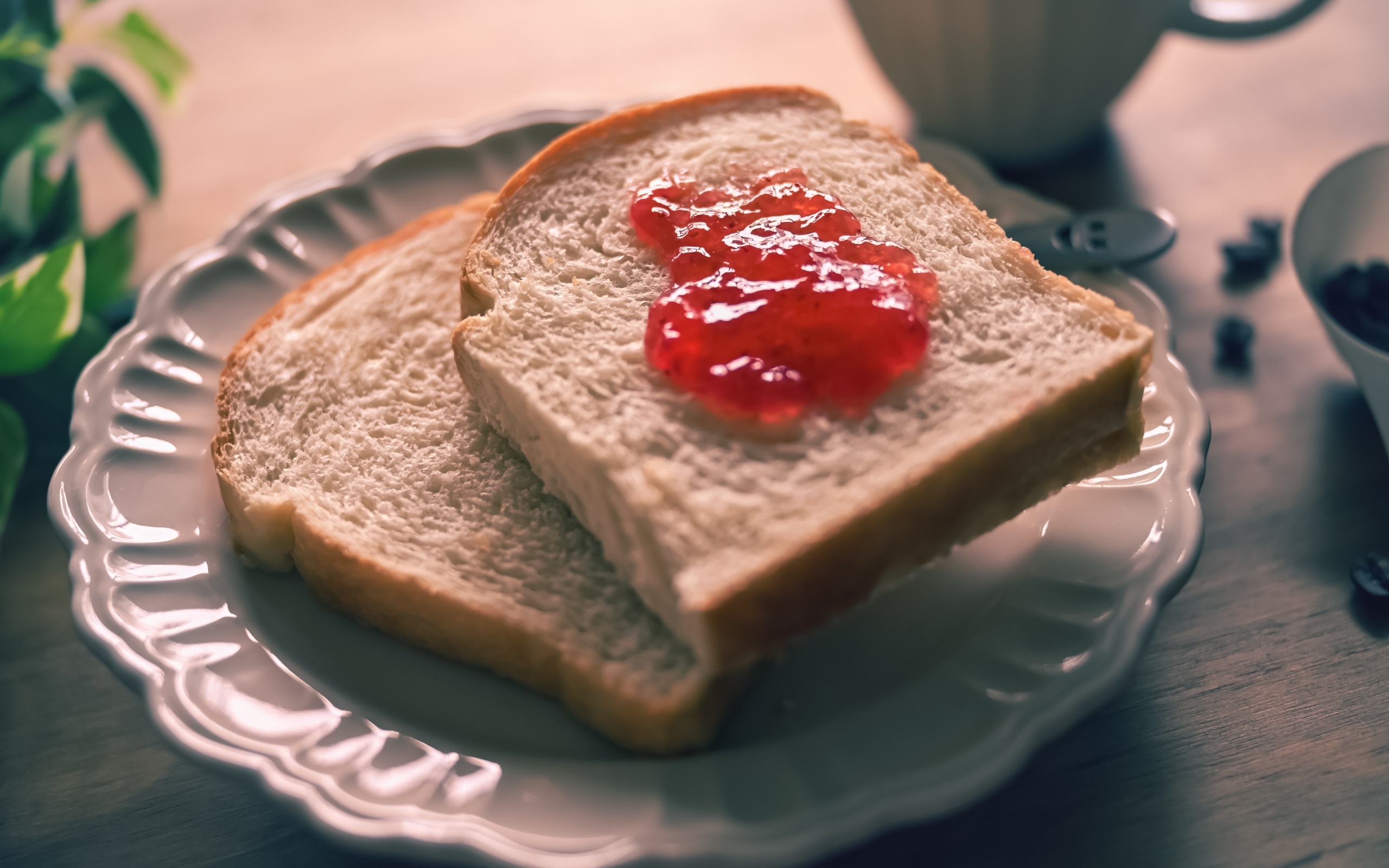 Два куска хлеба с джемом