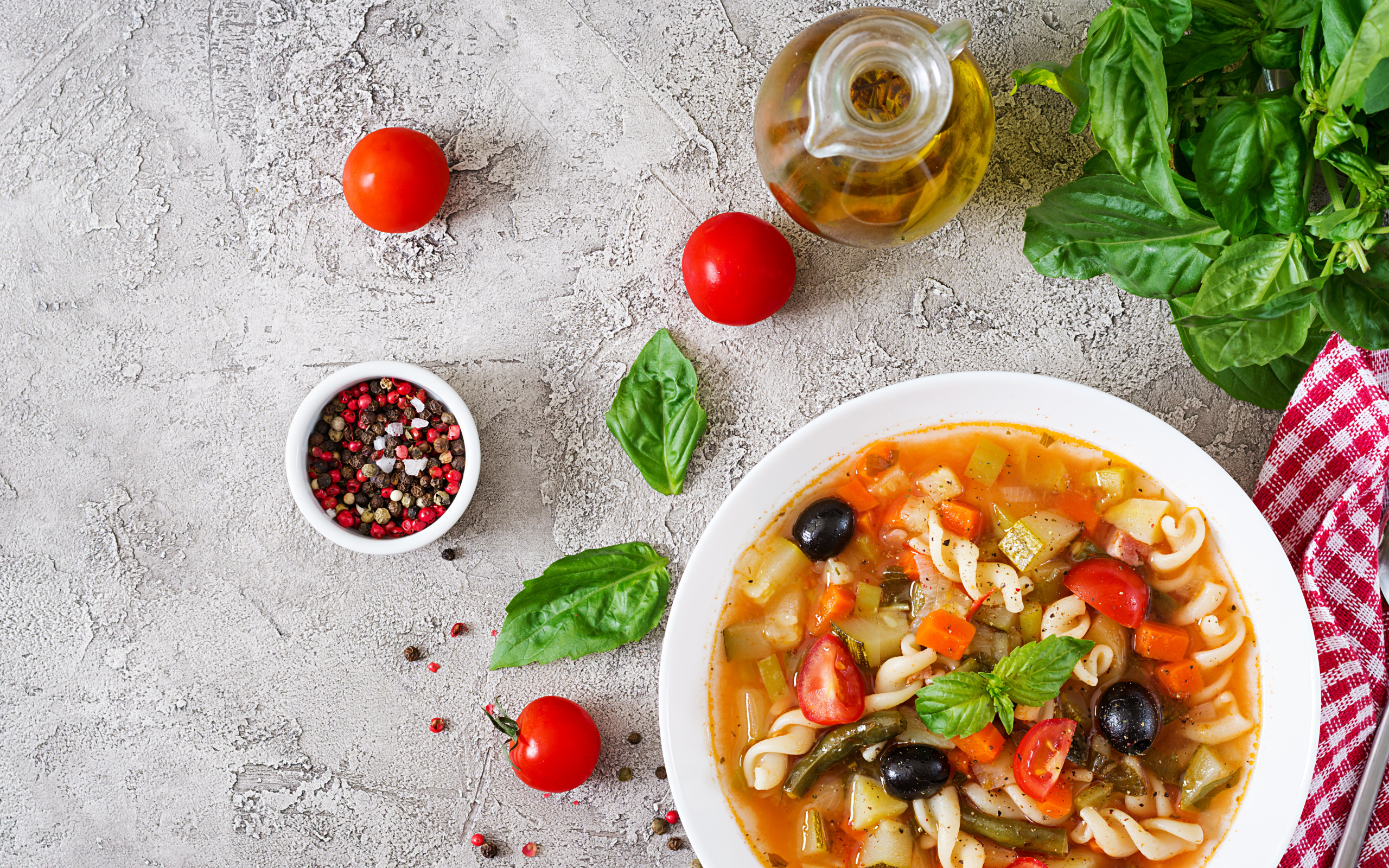 Овощной суп с макаронами на столе 