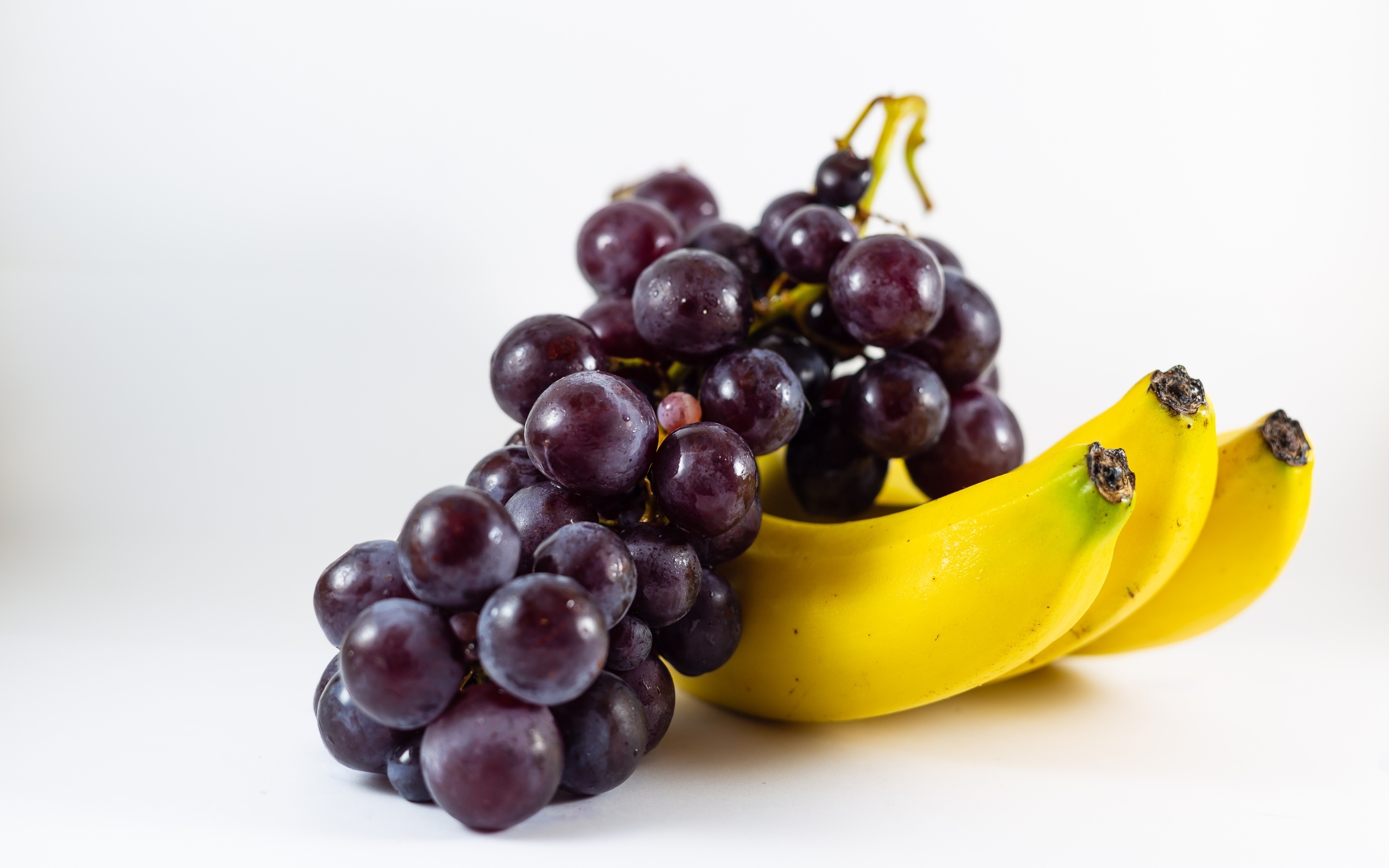 Гроздь винограда с бананами на столе